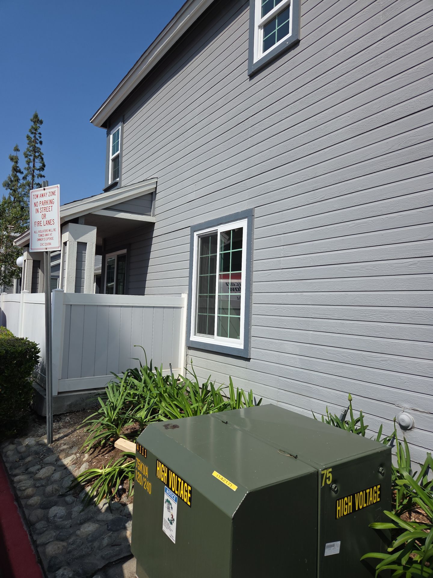 Window Installation using Milgard V300 Trinsic with grids by American Window Company