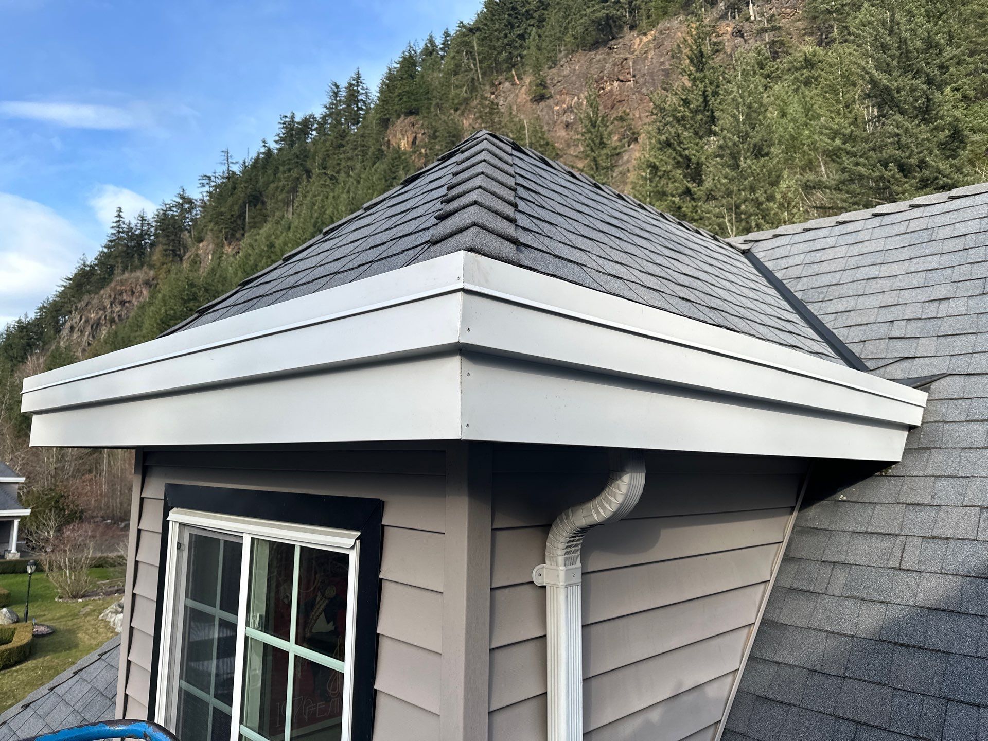 Residential Re-Roof using 26 GA Fascia Color White White by Top Notch Roofing Inc