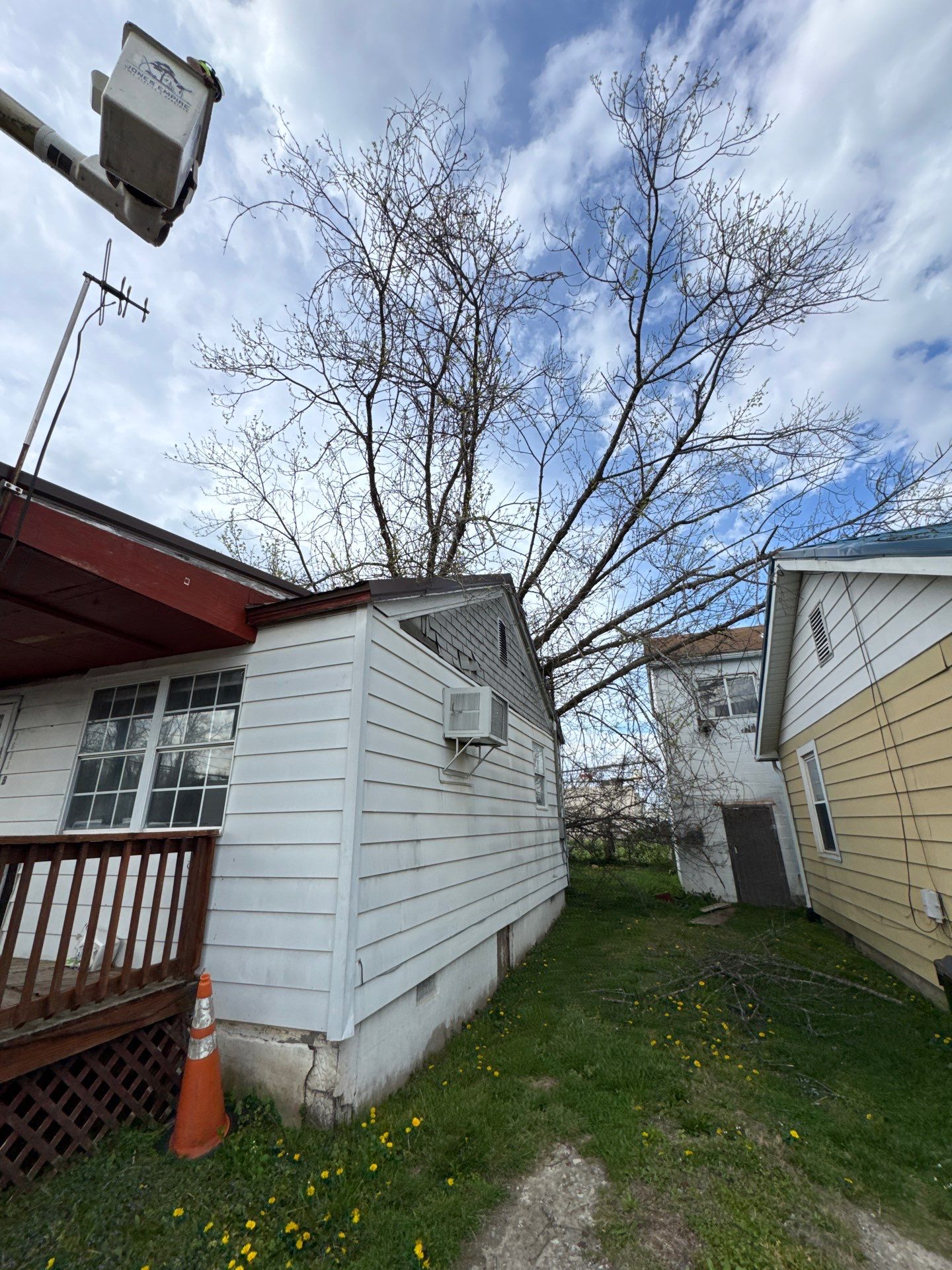 Project in Nitro, WV 	Rotator Crane Lifts Tree Off House | Nitro WV 	•	One Wrong Move Job | Rotator Crane Tree Removal 	•	Heavy Rescue Tree Job | Nitro WV 	•	Extreme Tree Removal Over Home | Nitro WV by Jones Empire LLC