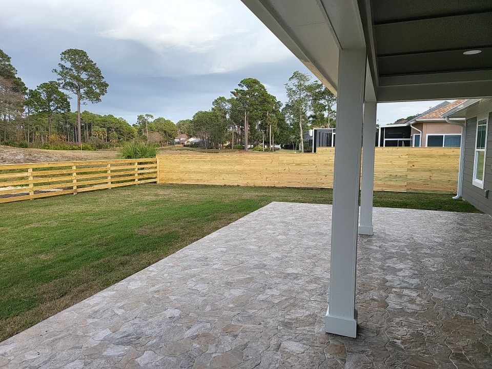 You can never go wrong with Horizontal by Hip Square Fence Inc.