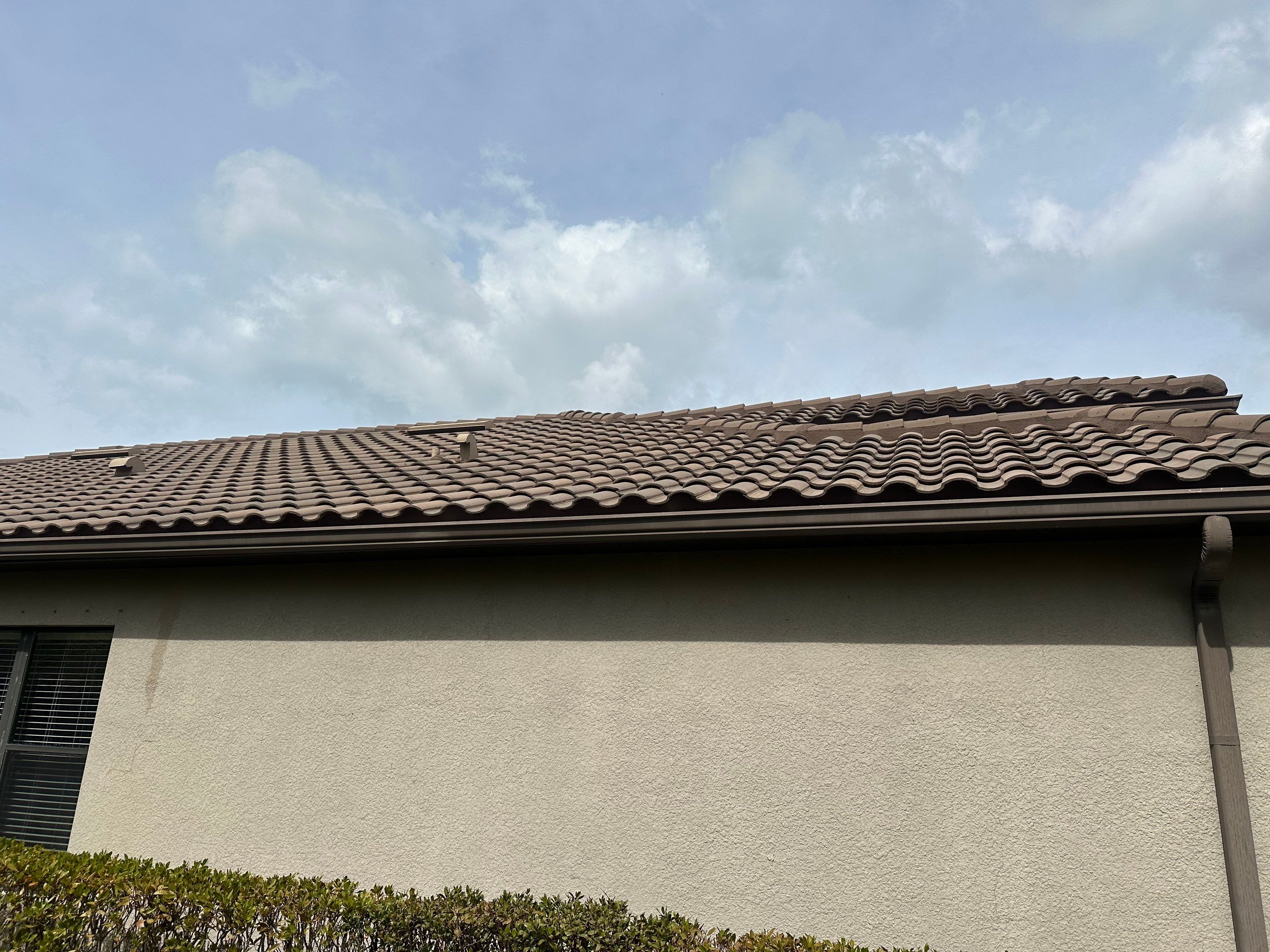Concrete Tile Roof, Paver Pool Deck, Screen Enclosure & Driveway Cleaning in Artisan Lakes Esplanade, Palmetto, FL | Sunshine AquaWash by Sunshine AquaWash