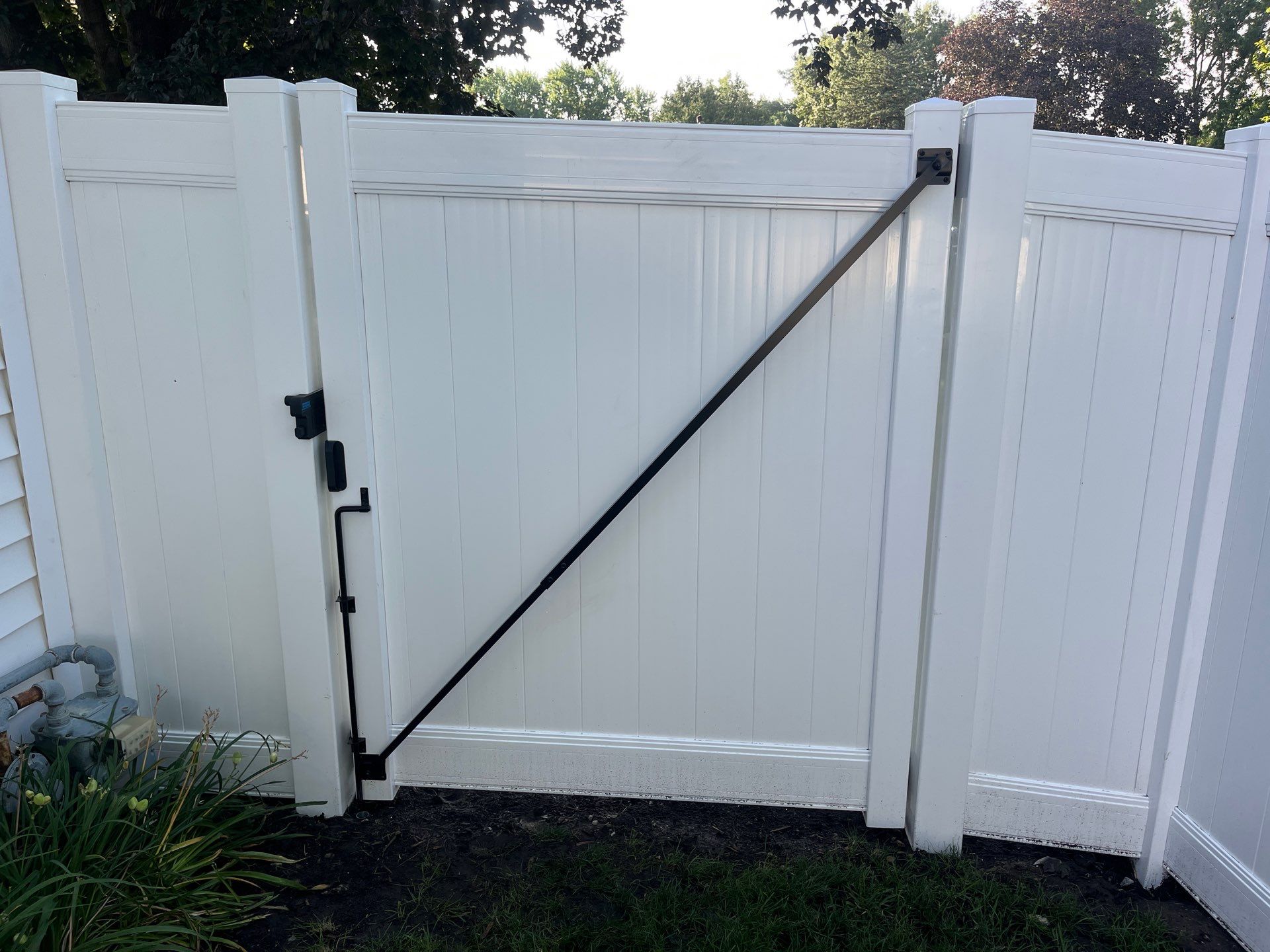 White Vinyl Privacy and Picket Fence Installation in Waterloo by Perfect Picket Fence and Stain