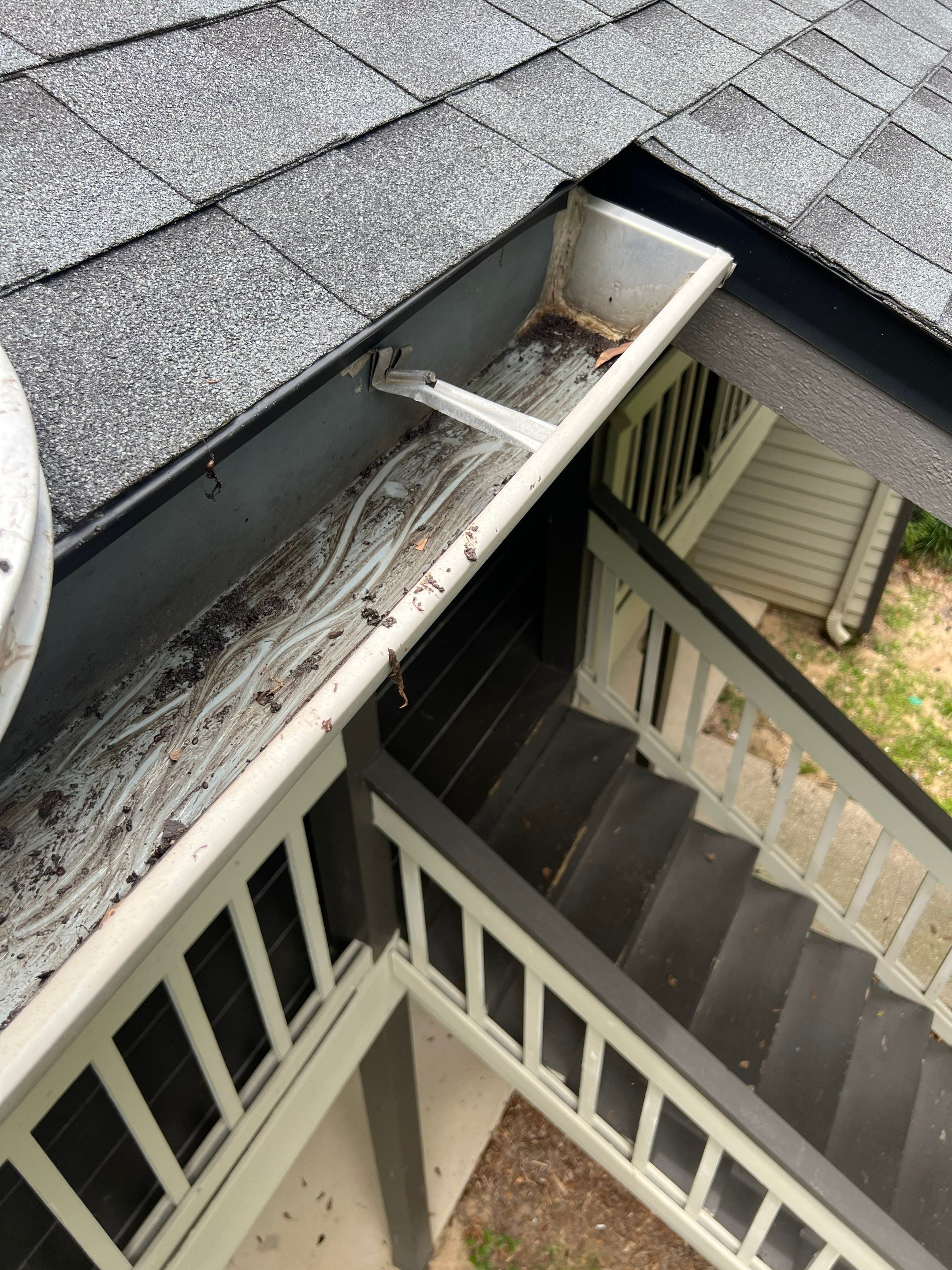 Commercial gutter cleaning Dothan, AL after photo with clean gutters