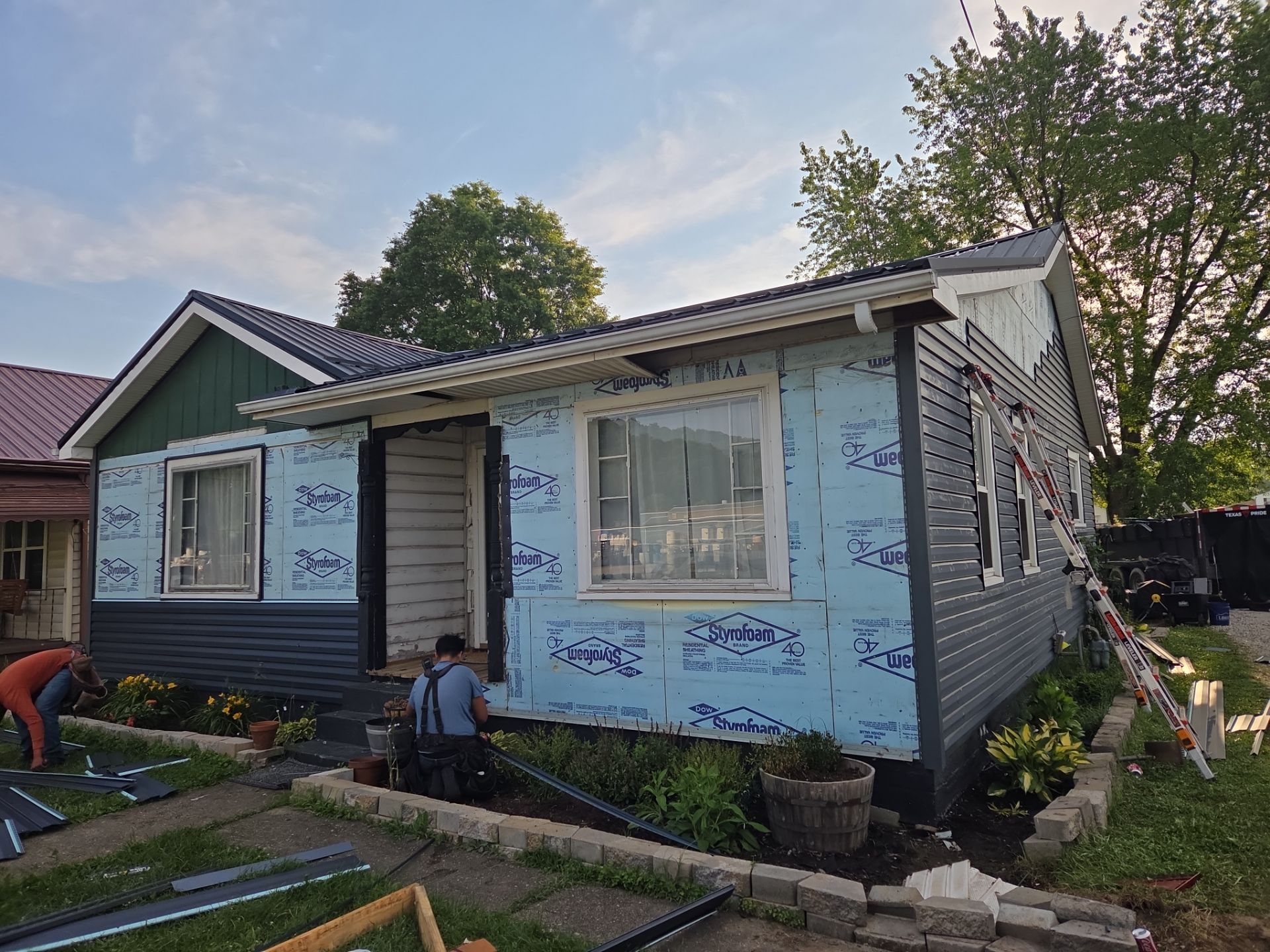 Complete Vinyl Siding Replacement in Huntington by Mr. Roofer