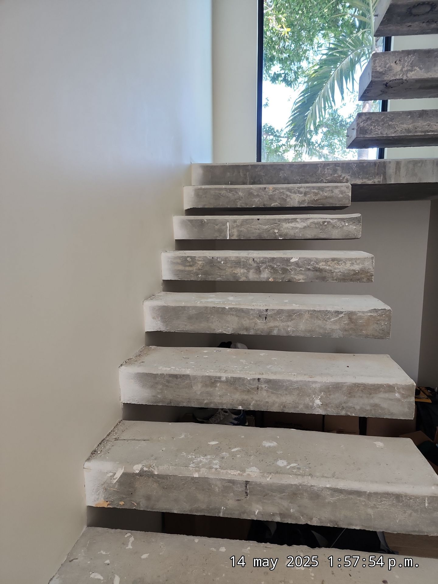 Microtopping over Steps by Seamless Surfaces