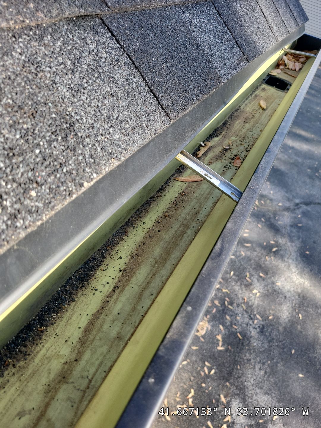 Commercial gutter cleaning Iowa after photo with clean gutters