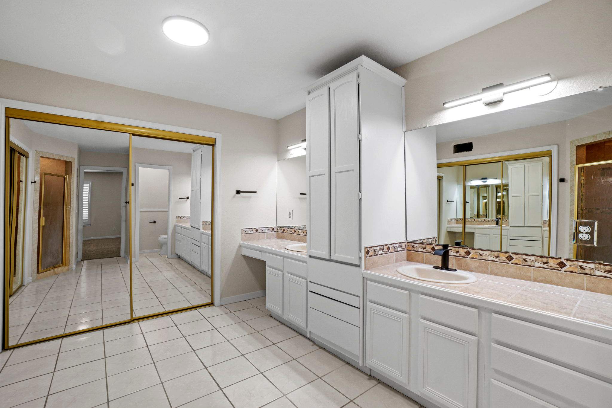 Luxury condo remodel by the golf course by Castro Brothers Solutions