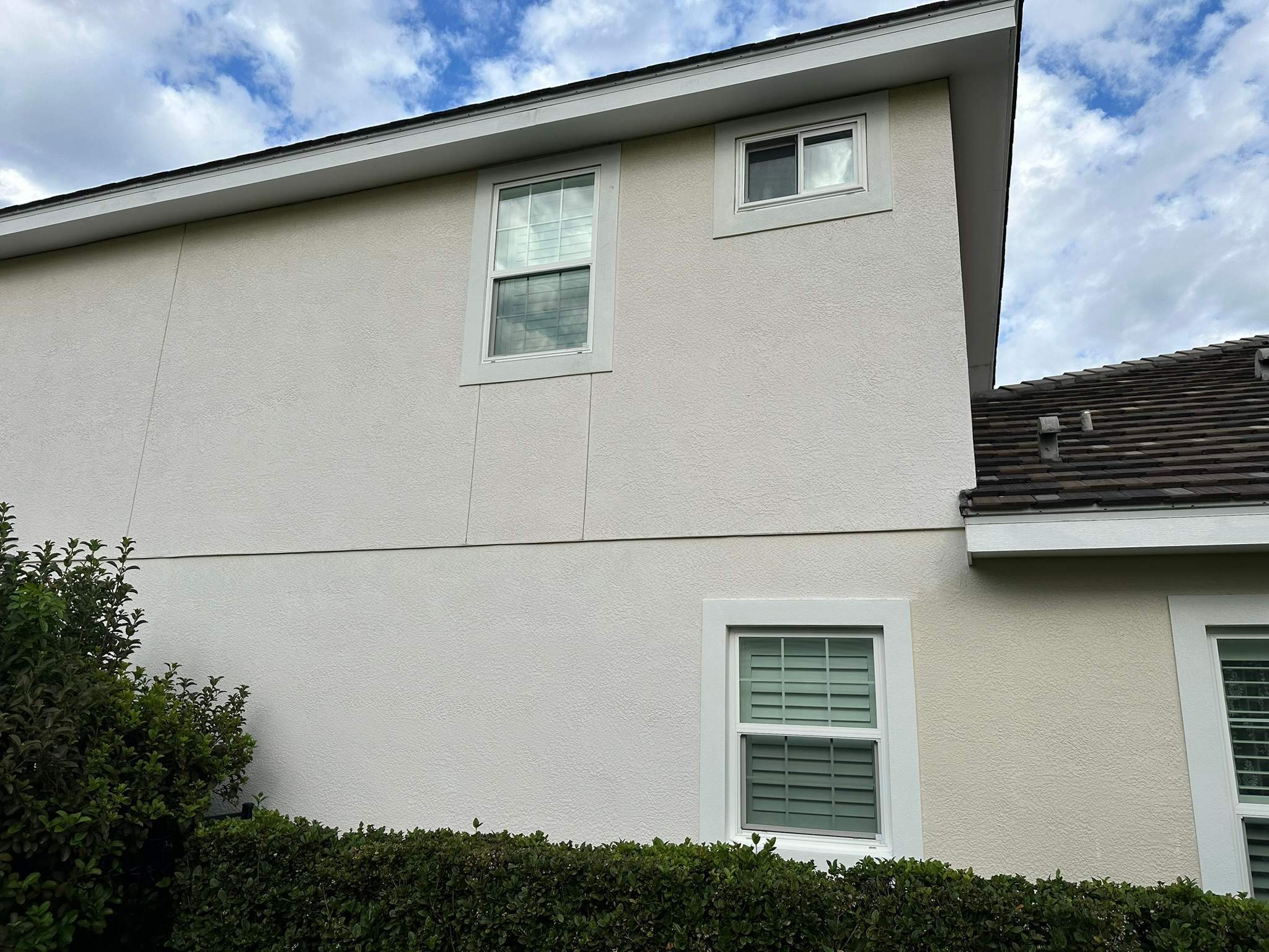House Wash & Pool Screen Enclosure Cleaning in Winding River Community, Bradenton, FL | Sunshine AquaWash by Sunshine AquaWash