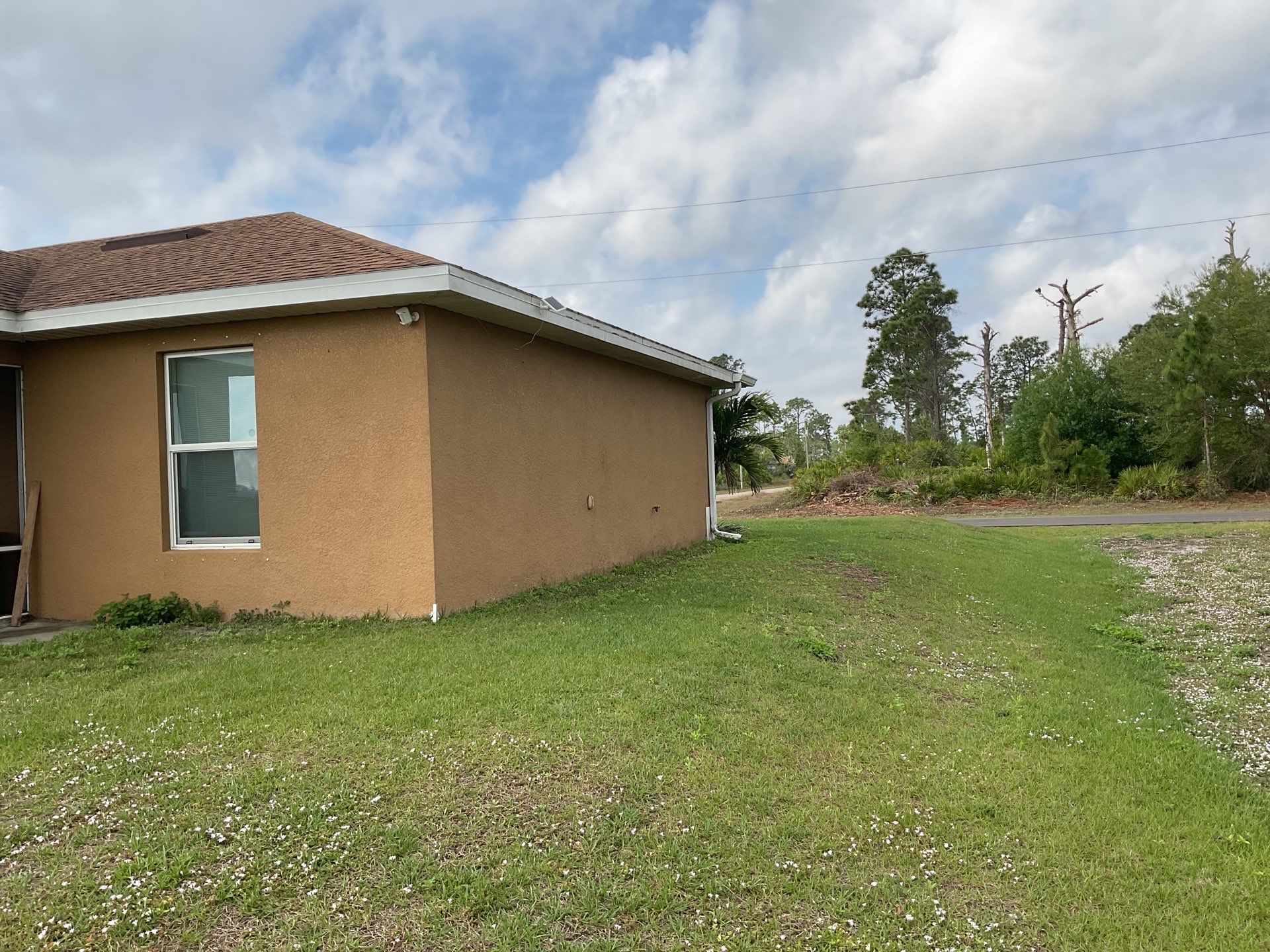 6 Inch Seamless Gutters using White Seamless Gutters in Cape Coral FL by Gutter Professors