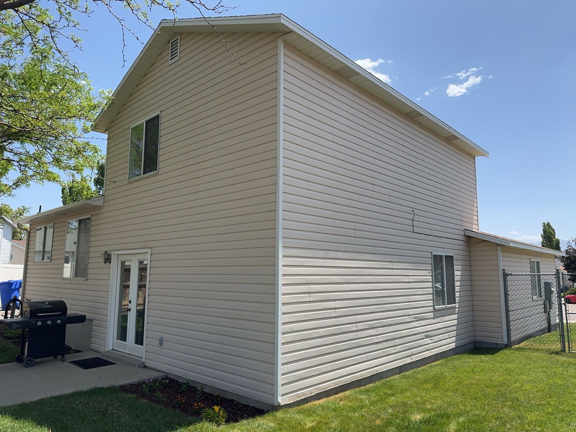 West Jordan | Mastic Vinyl Siding Update | Sandtone & White by Ideal Siding Utah