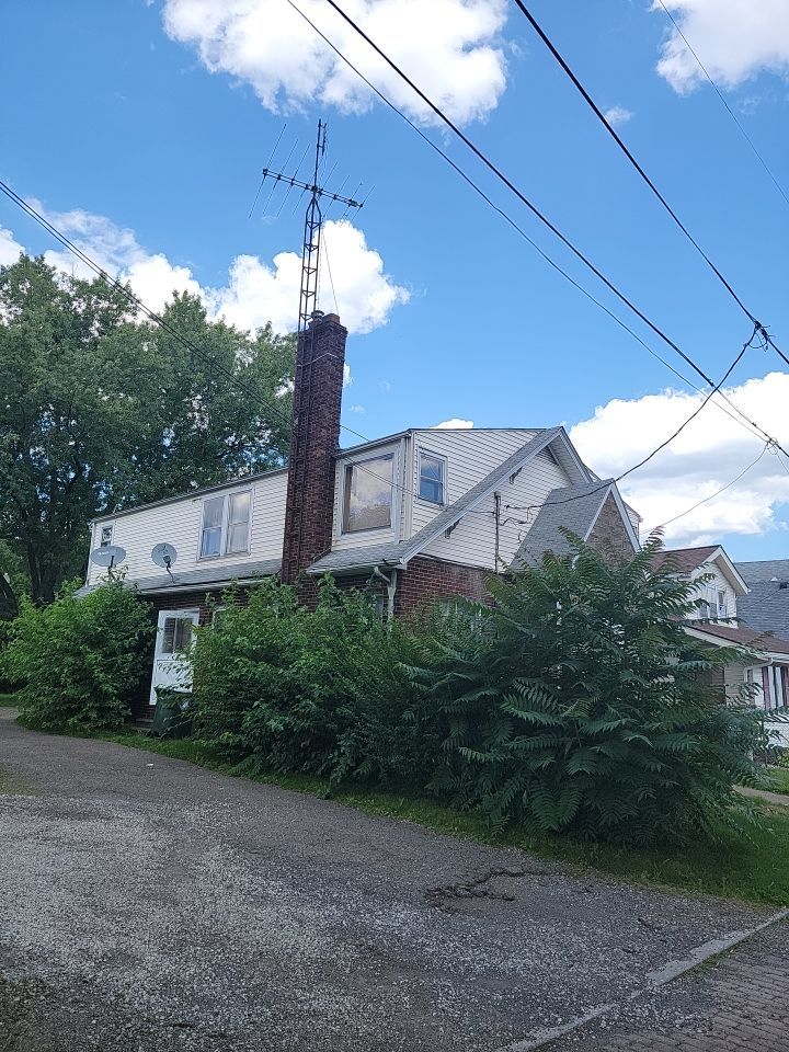 ATLAS PINNACLE COLOR: MAJESTIC SHAKE DRIP EDGE: WHITE by Eagle Eye Roofing