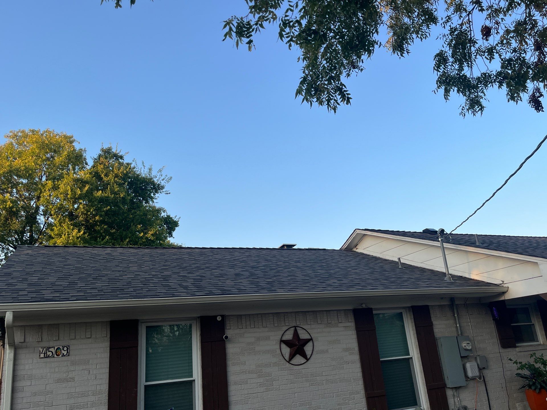 IKO Driftshake-Light Cream brick house by Tejas Roofworks + Restoration