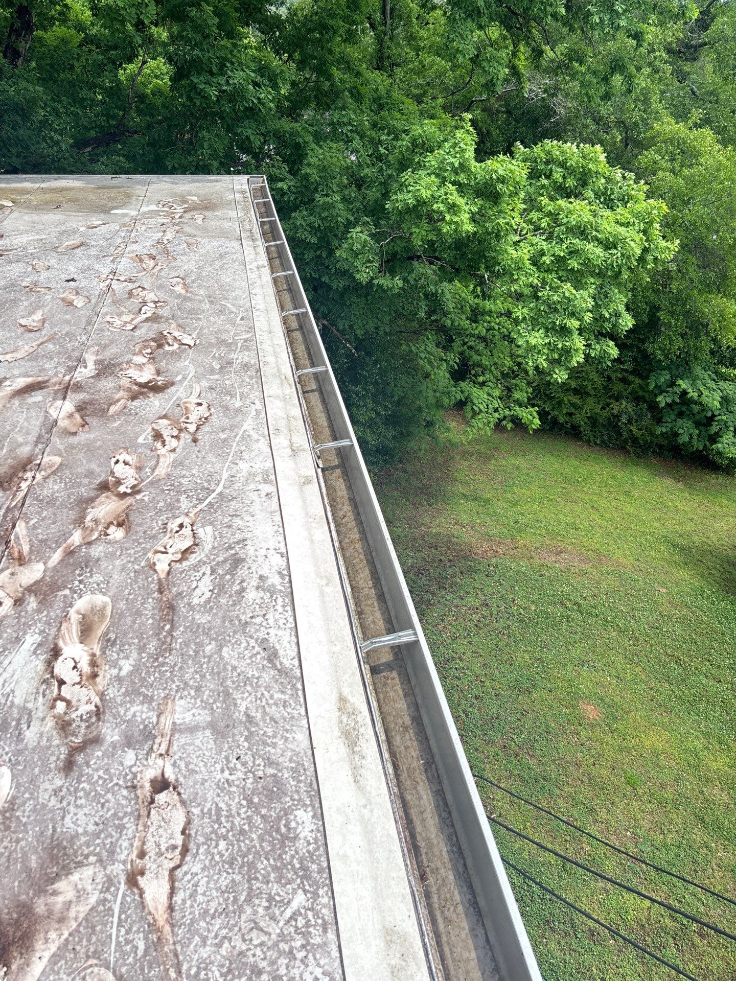 HOA gutter cleaning after photo.