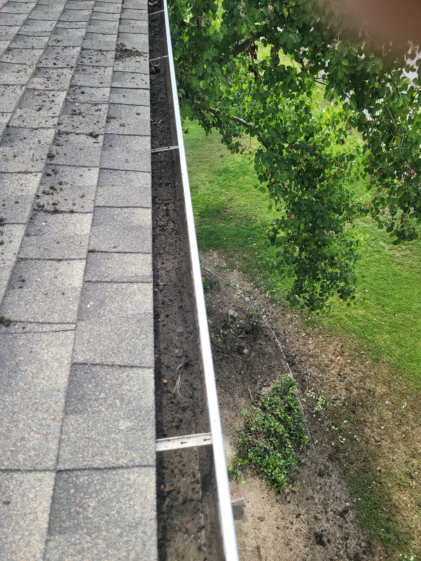 Commercial gutter cleaning Bakersfield, CA after photo with clean gutters