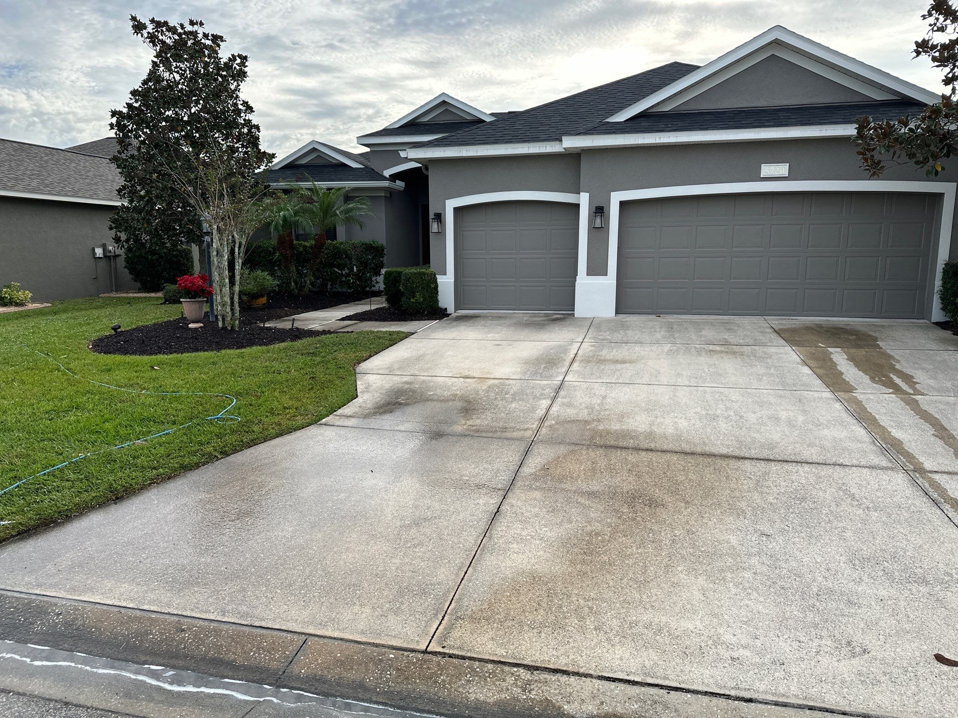 House Wash, Lanai Cleaning, and Driveway Cleaning by Sunshine AquaWash