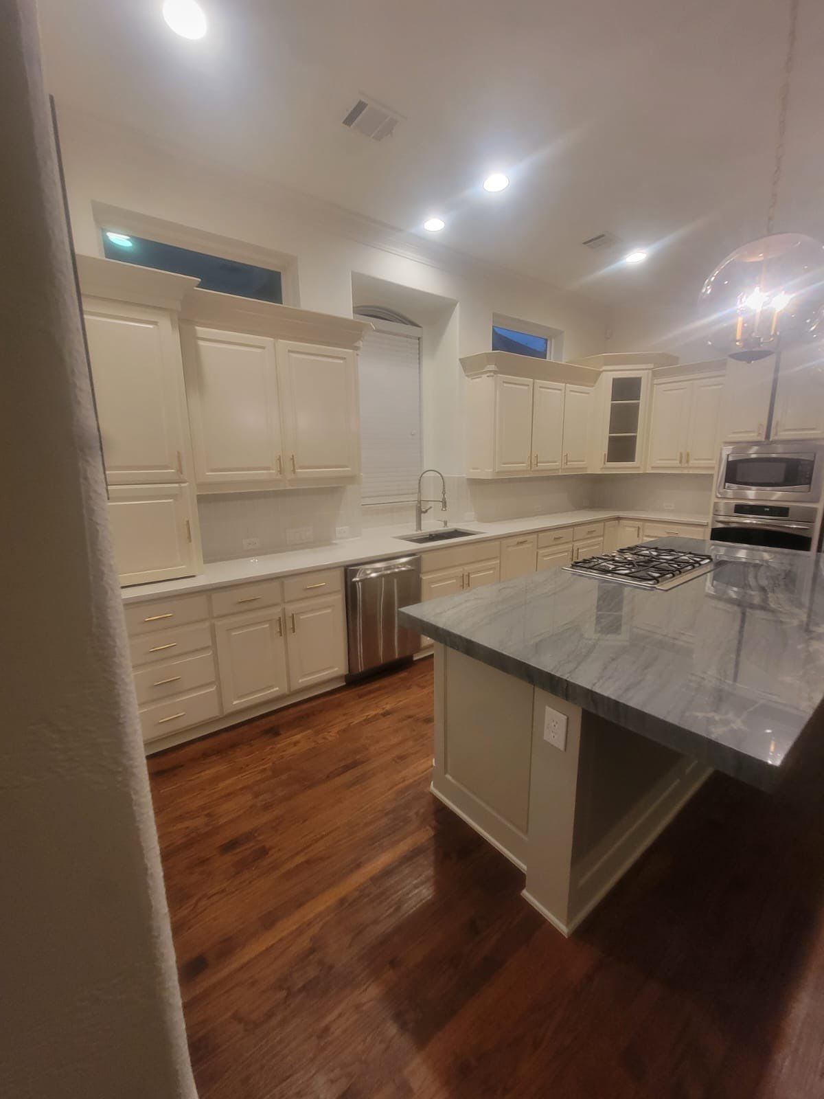 Kitchen Remodel using Quartzite by SLM General Contractors & Roofing