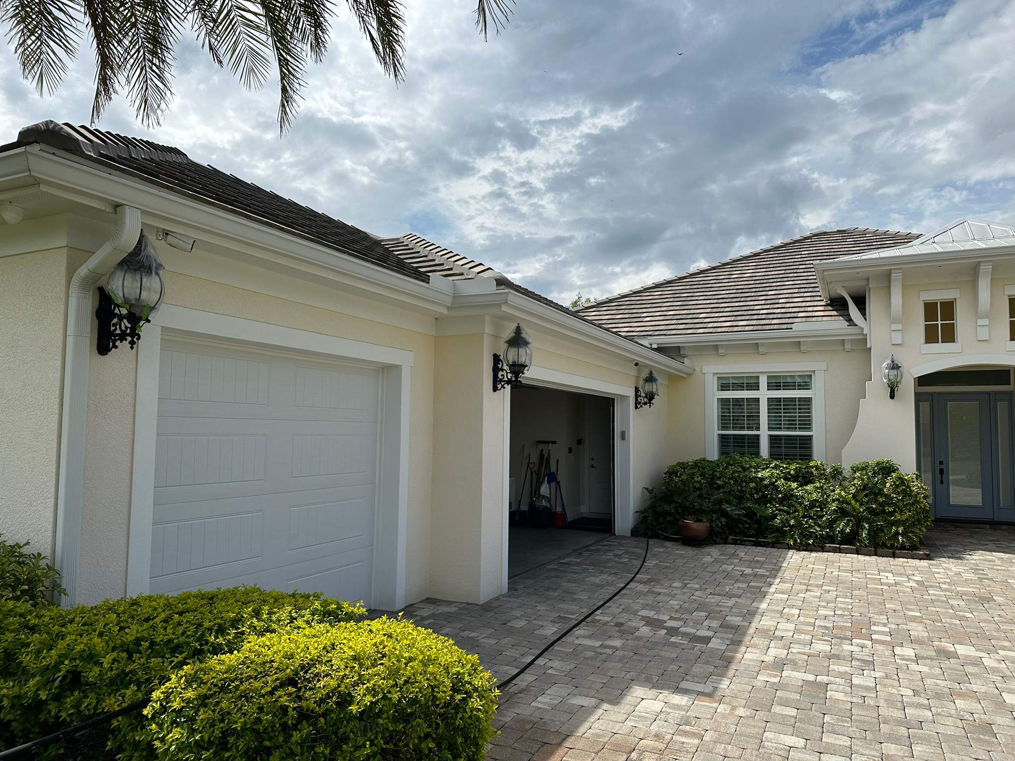 House Wash & Pool Screen Enclosure Cleaning in Winding River Community, Bradenton, FL | Sunshine AquaWash by Sunshine AquaWash