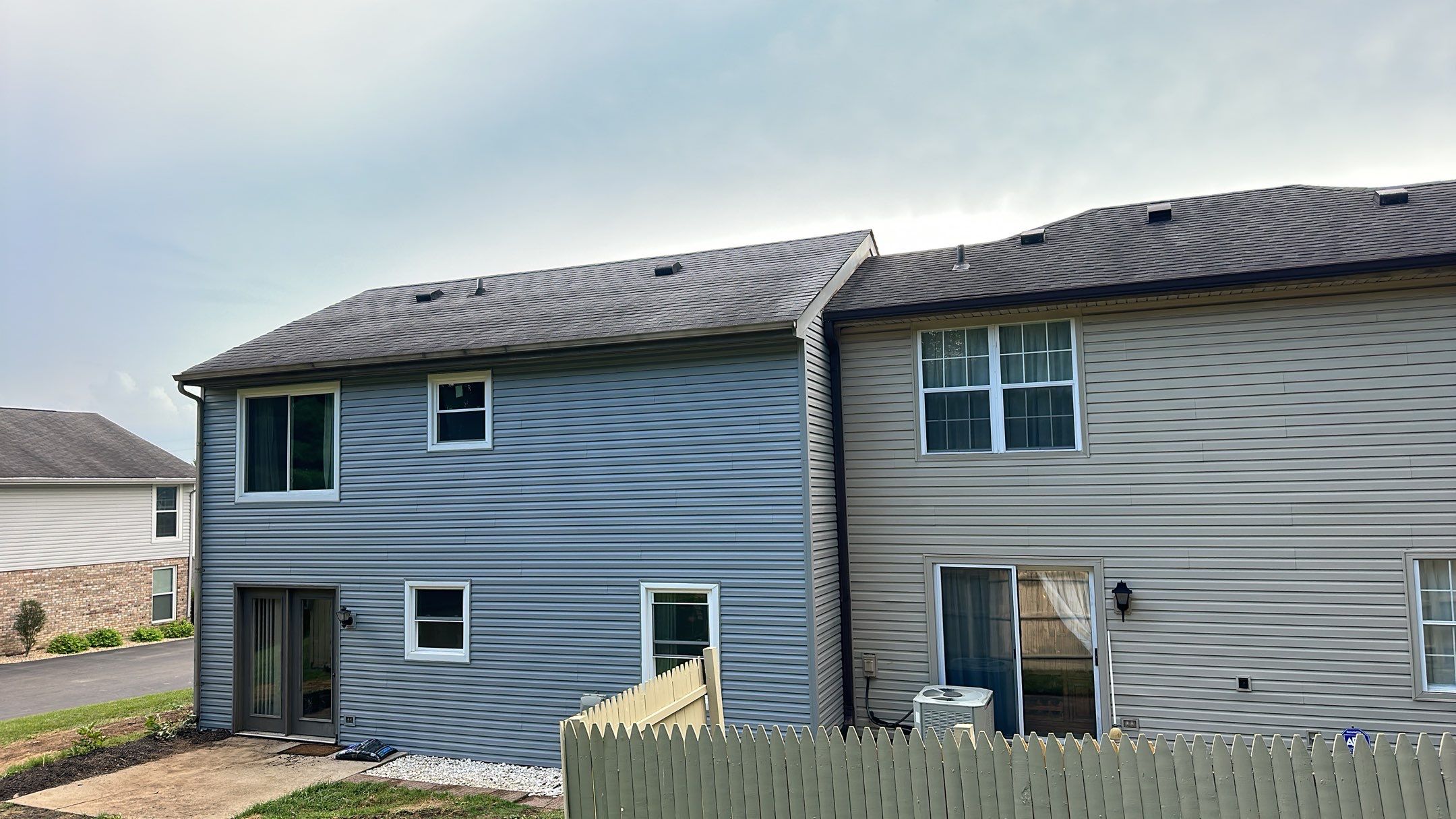 Siding Installation using Norandex Woodsmen Select vinyl sidning by WIW Enterprises Inc