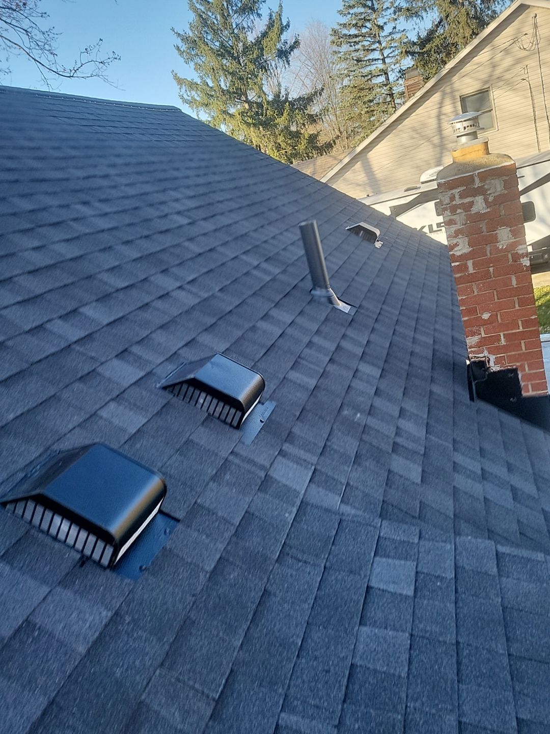 ATLAS PINNACLE COLOR: BLACK SHADOW DRIP EDGE: WHITE by Eagle Eye Roofing