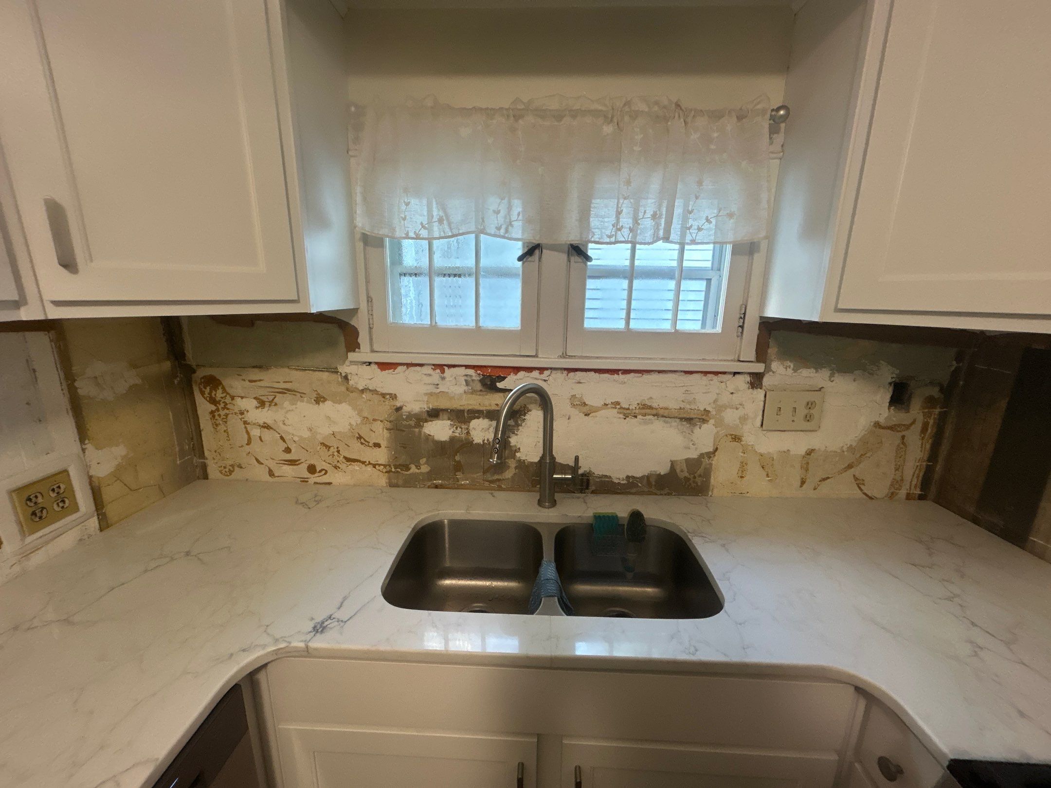 Natural Marble Tile Backsplash Installation in Louisville by Footprints Floors Kentucky