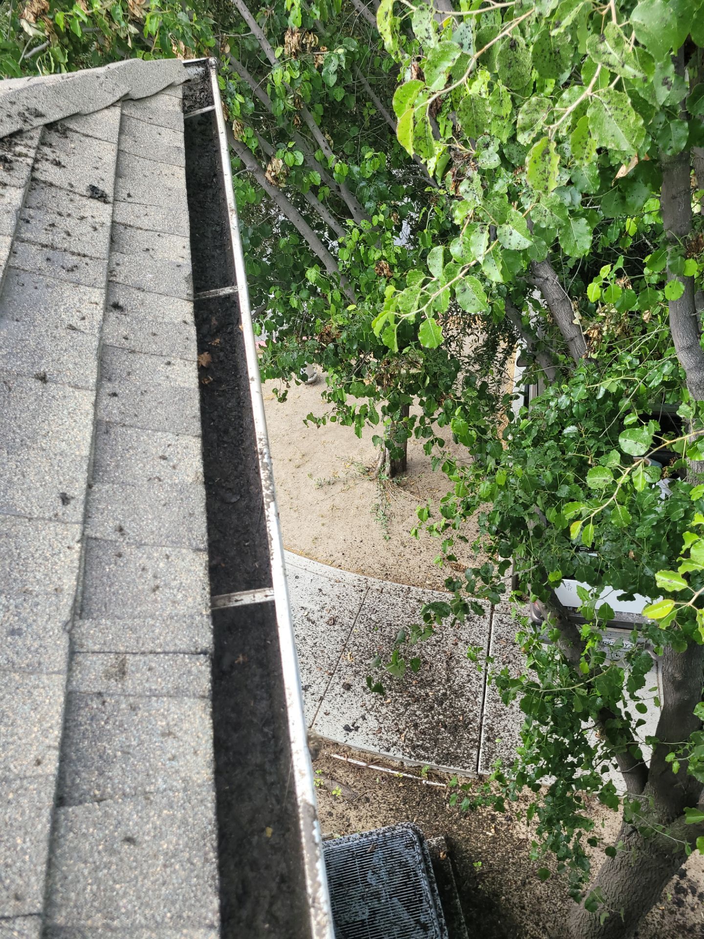 Commercial gutter cleaning Bakersfield, CA after photo with clean gutters