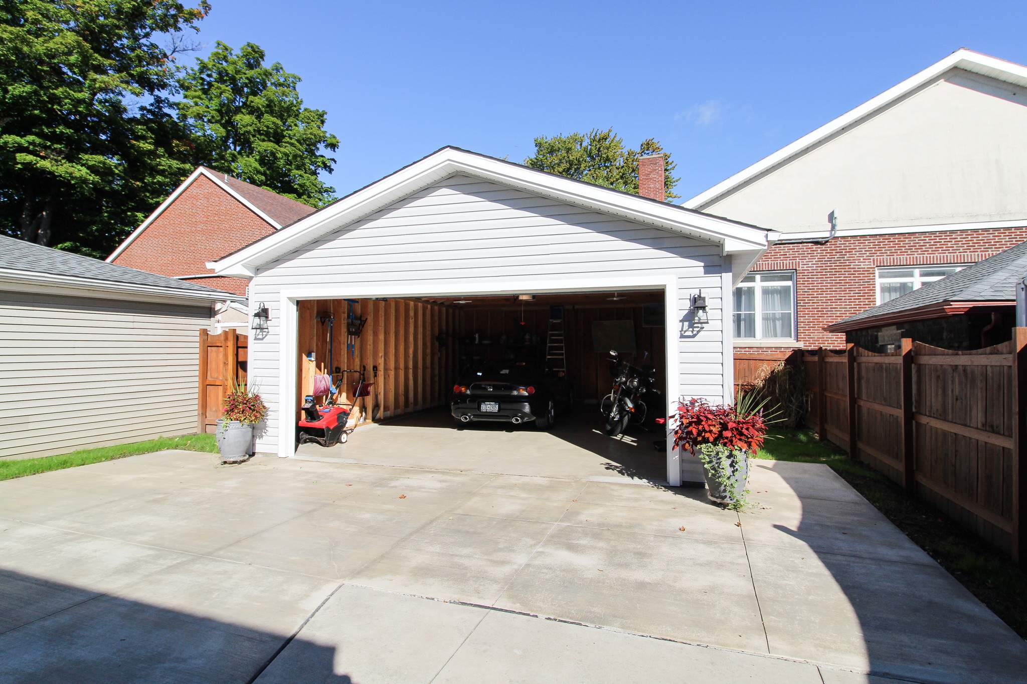 Garage by Ivy Lea Construction