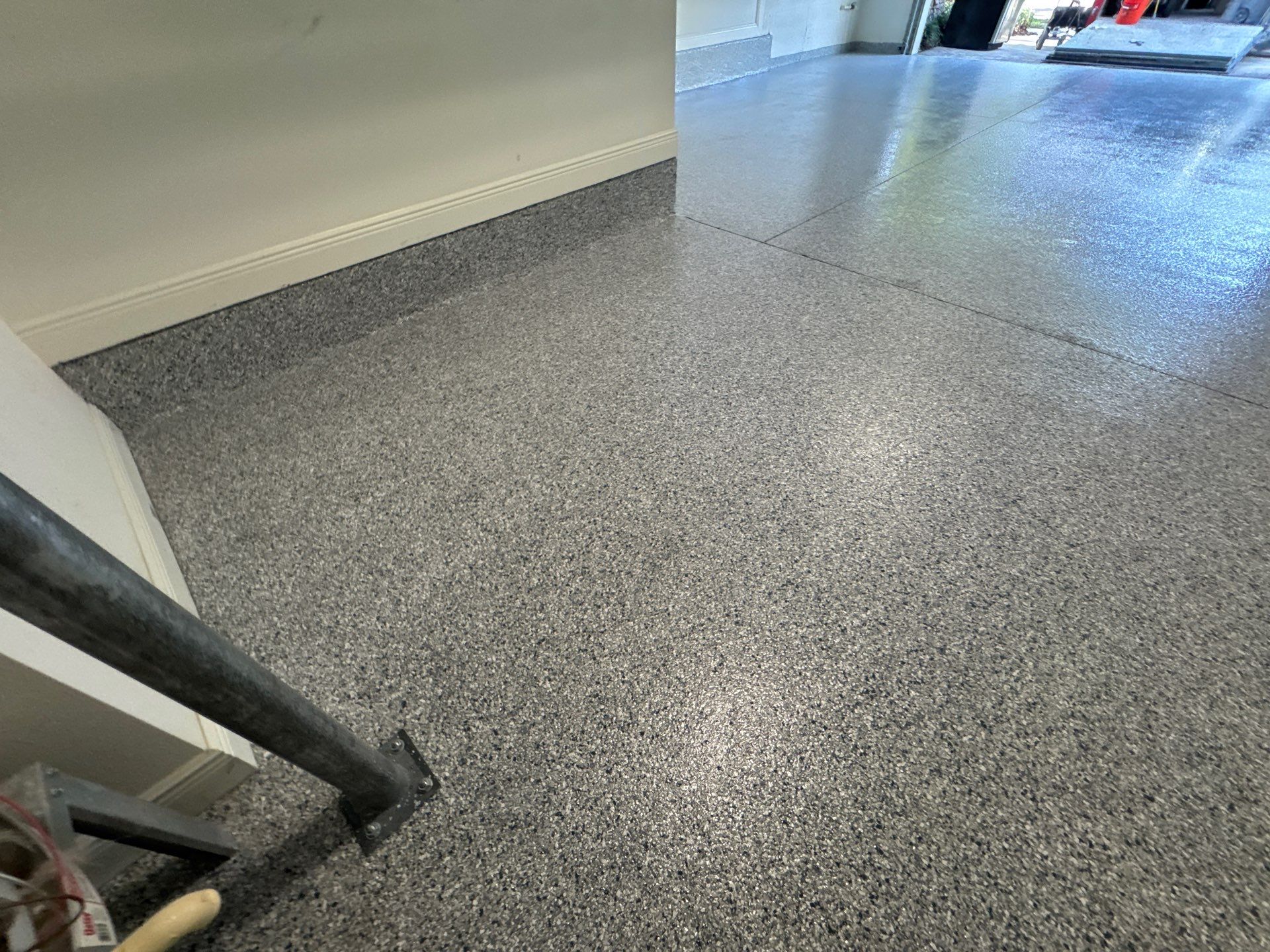 Tidal Wave Flake with Custom Seamless Stem Walls by Performance Floors & Coating