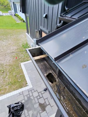 Why Burr Ridge Gutters Clog and Ice Up