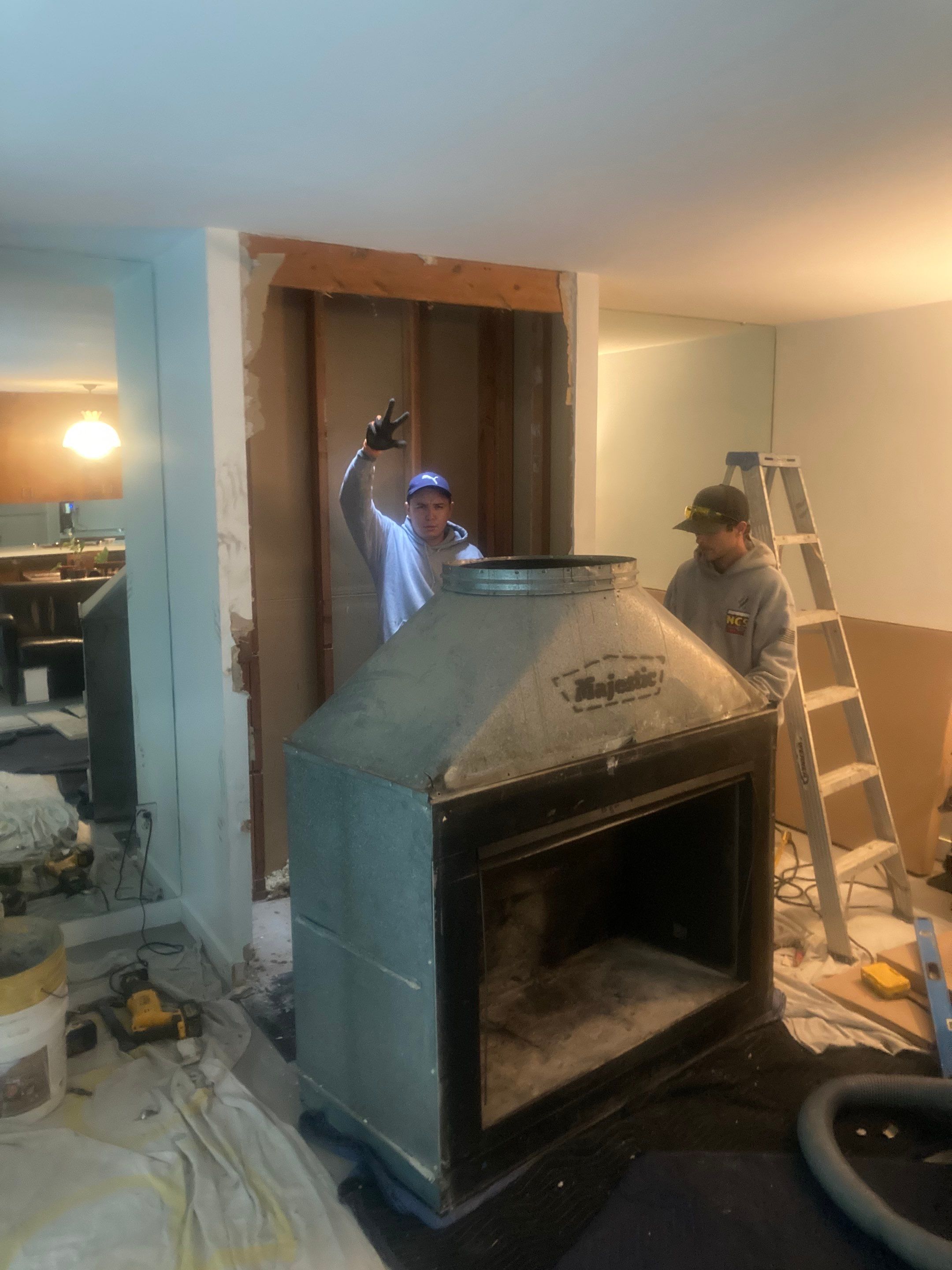 Wood fireplace  by Neighborhood Chimney Services 