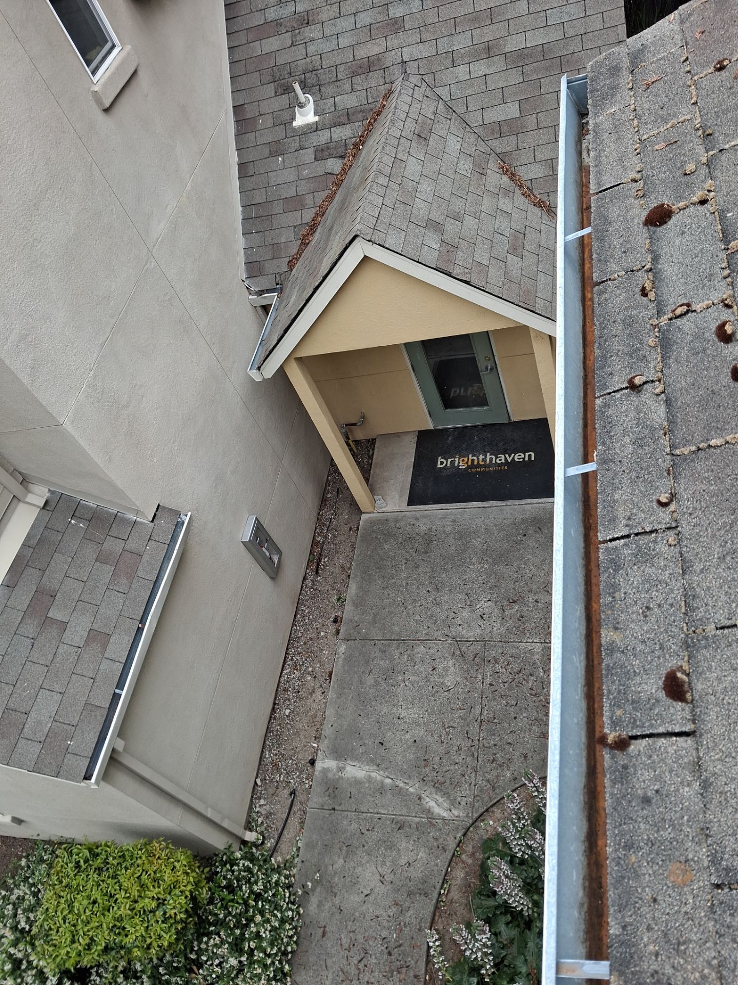 Commercial gutter cleaning Santa Rosa after photo with clean gutters