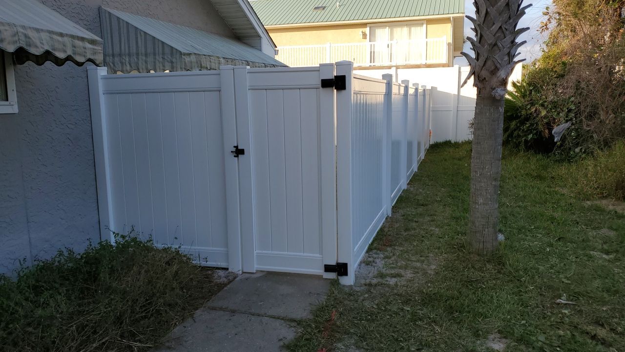 Nice clean look by Hip Square Fence Inc.