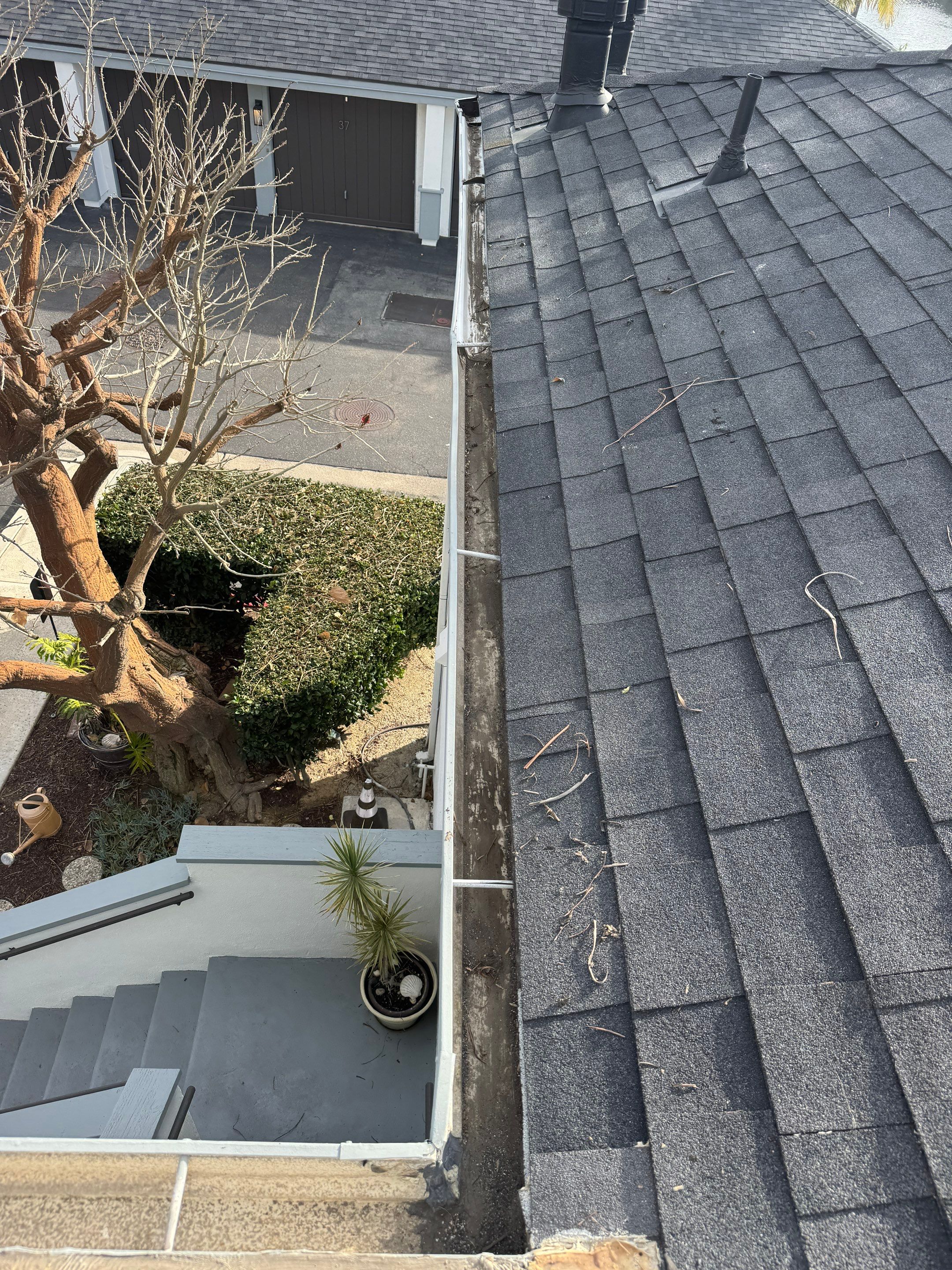 HOA gutter cleaning after photo.