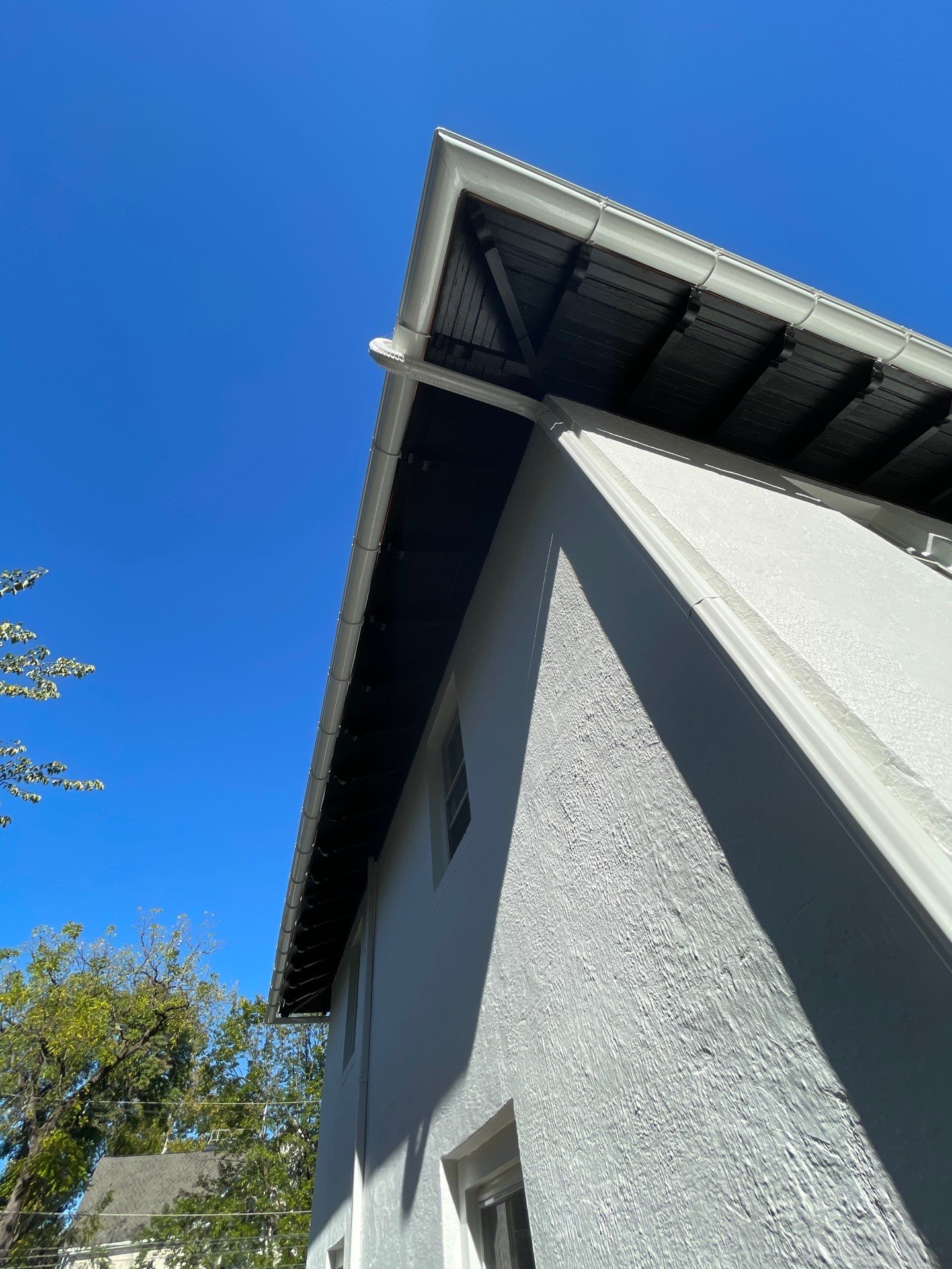 Exterior Revival in Haverford: Clean Lines & Crisp Contrast by Groovy Hues