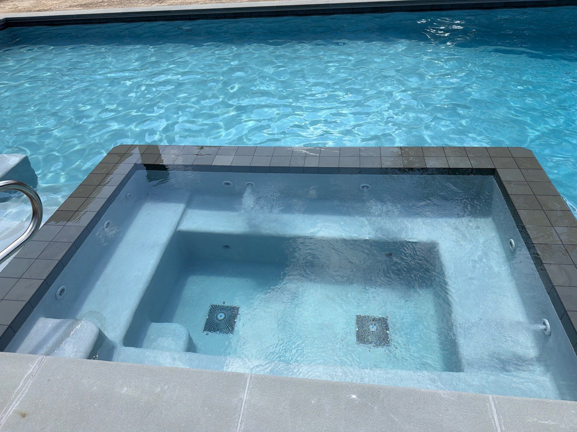Platino Pool with Center Spa by North Shore Pool & Spa