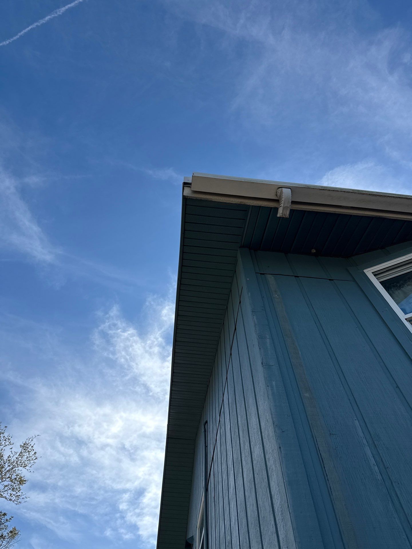 K-Style Seamless Gutter Installation using White Seamless Gutters in Sarasota FL by Gutter Professors