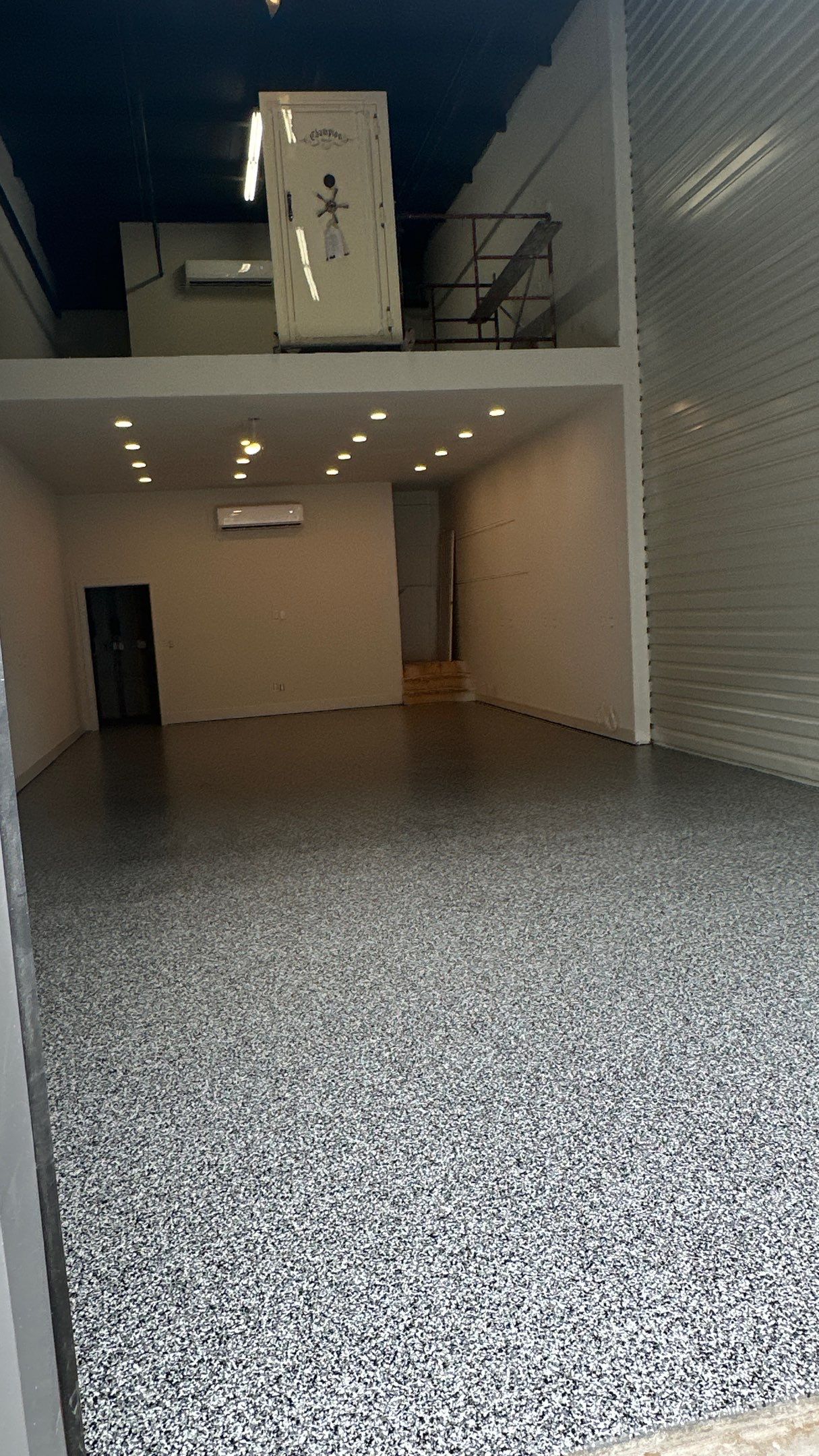 Check out this beautiful Banner flake floor by Banner Garage