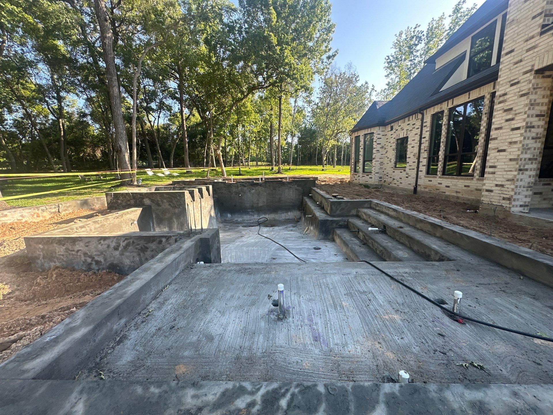 Modern Patio Cover and Kitchen in Montgomery by SophAlx LLC