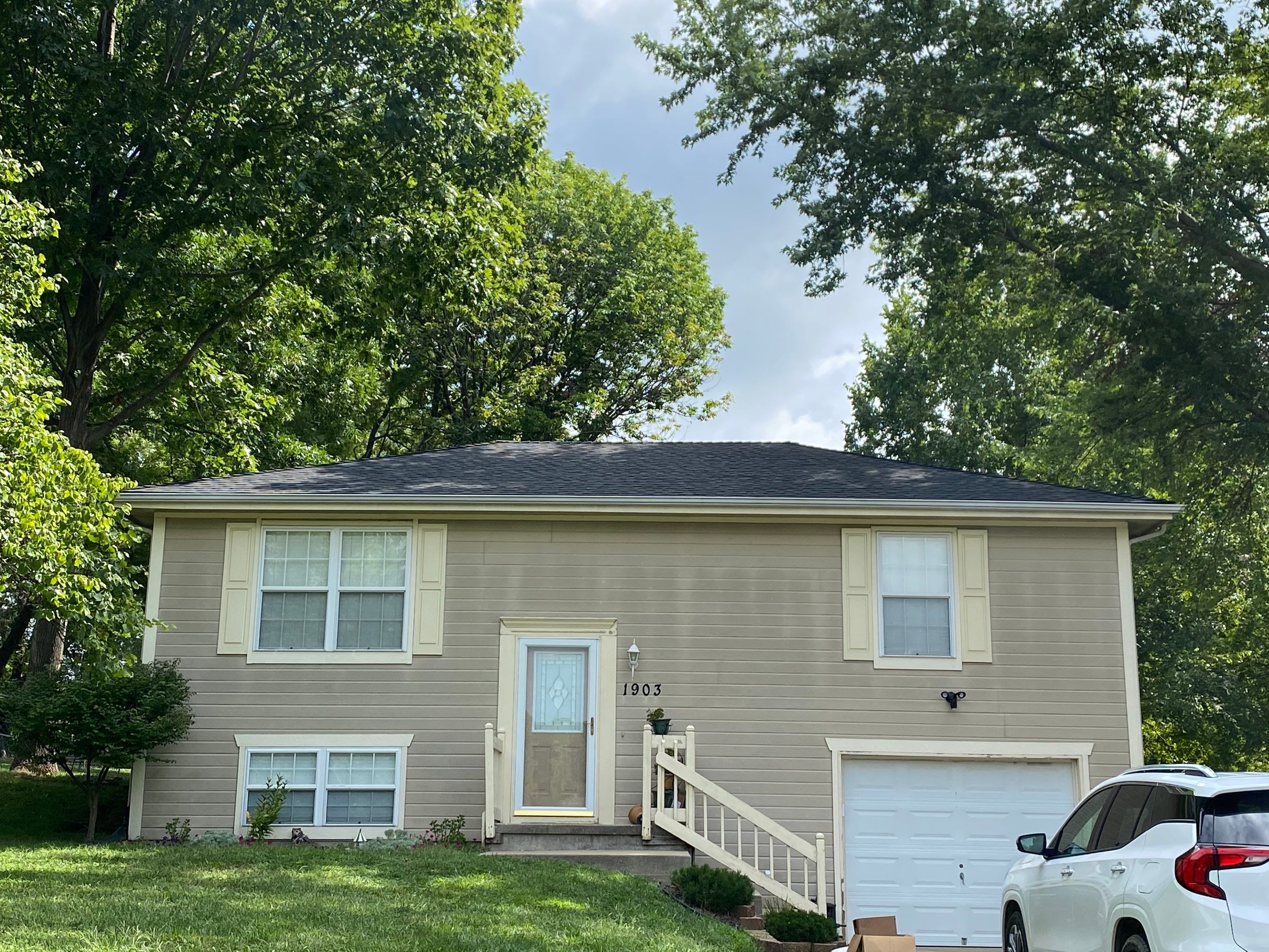 New Curb Appeal is Activated by EEC  Windows, Siding & Roofing 