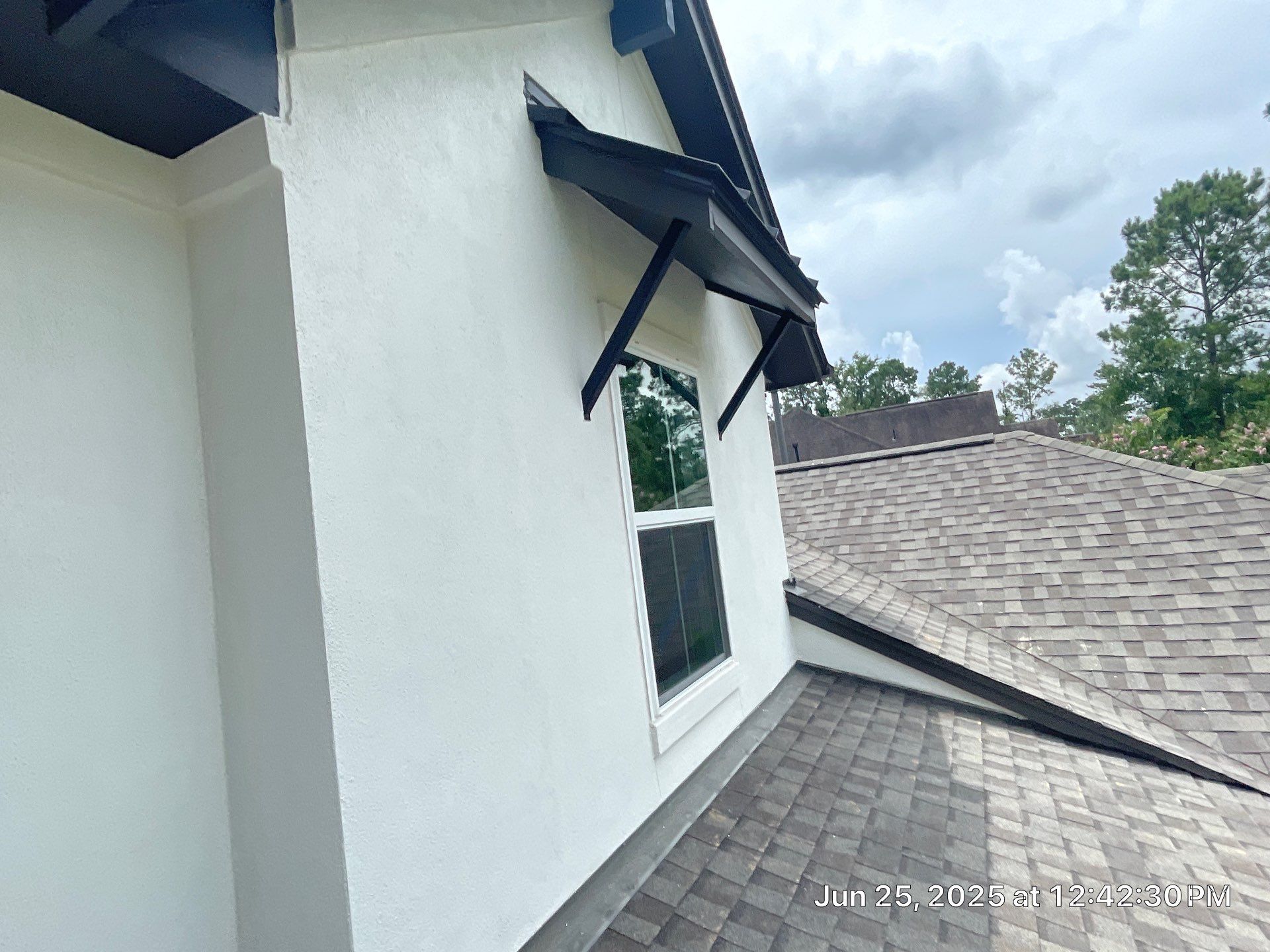 Conroe Harmony: Sand Finish Stucco with Natural Stone Accents by Apex Conventional Stucco Llc
