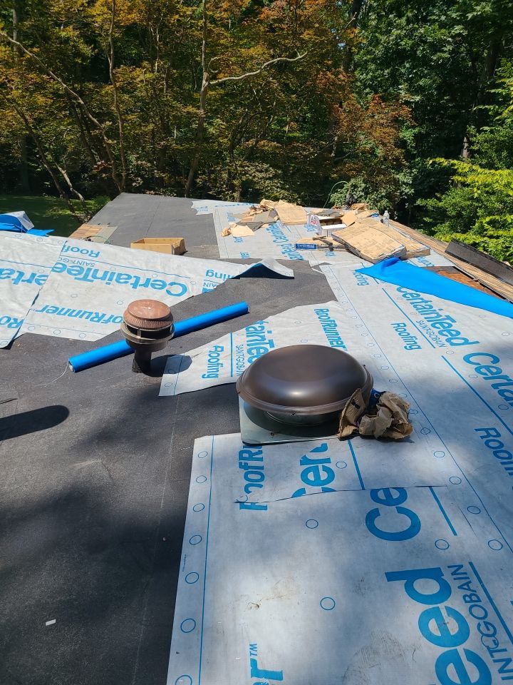 Fairfax Station: CertainTeed Landmark Pro Designer Shingles in Max Def Resawn Shake by RM Banning, Inc.