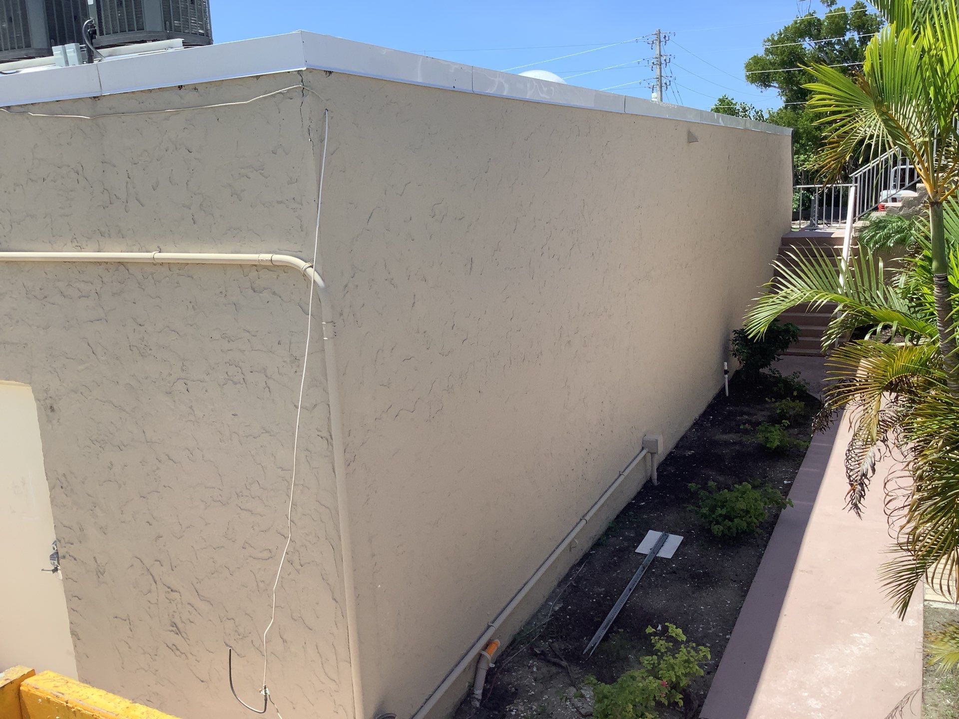 7-Inch Smooth Box Seamless Gutters using White Seamless Gutters in Sanibel FL by Gutter Professors