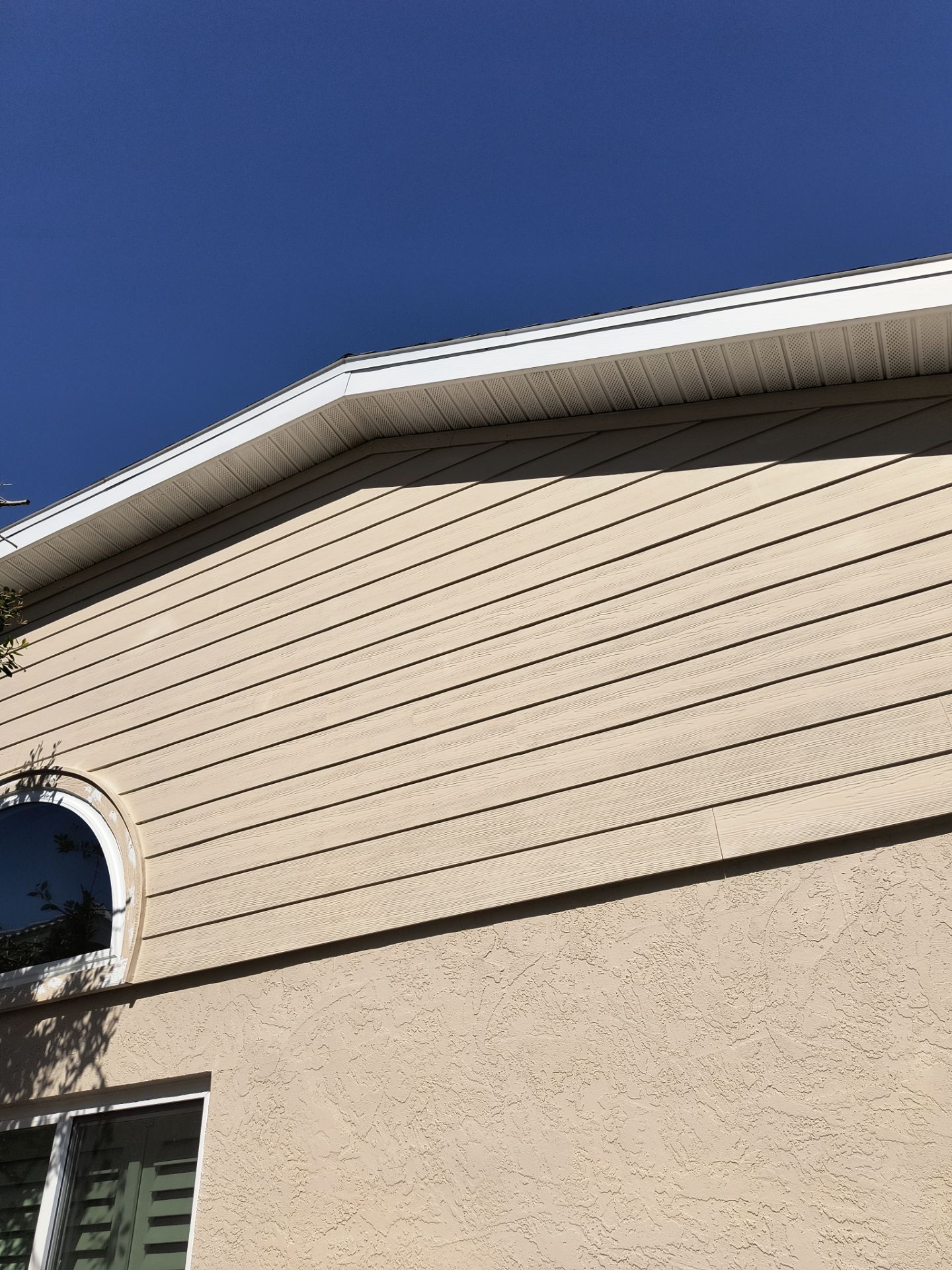 White Seamless Gutters using 6 Inch Seamless Gutters in Sarasota FL by Gutter Professors