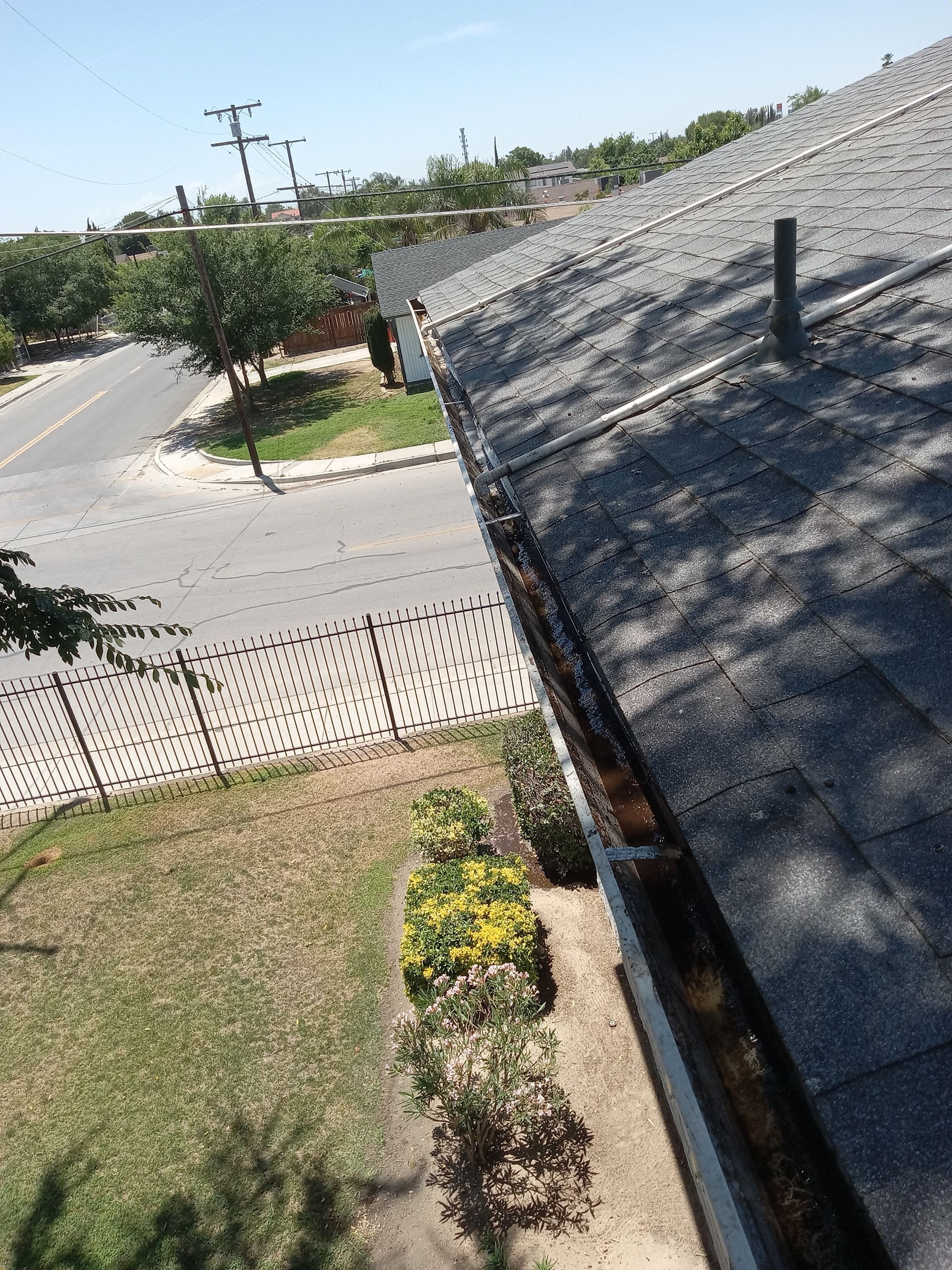 Commercial gutter cleaning Pixley, CA after photo with clean gutters