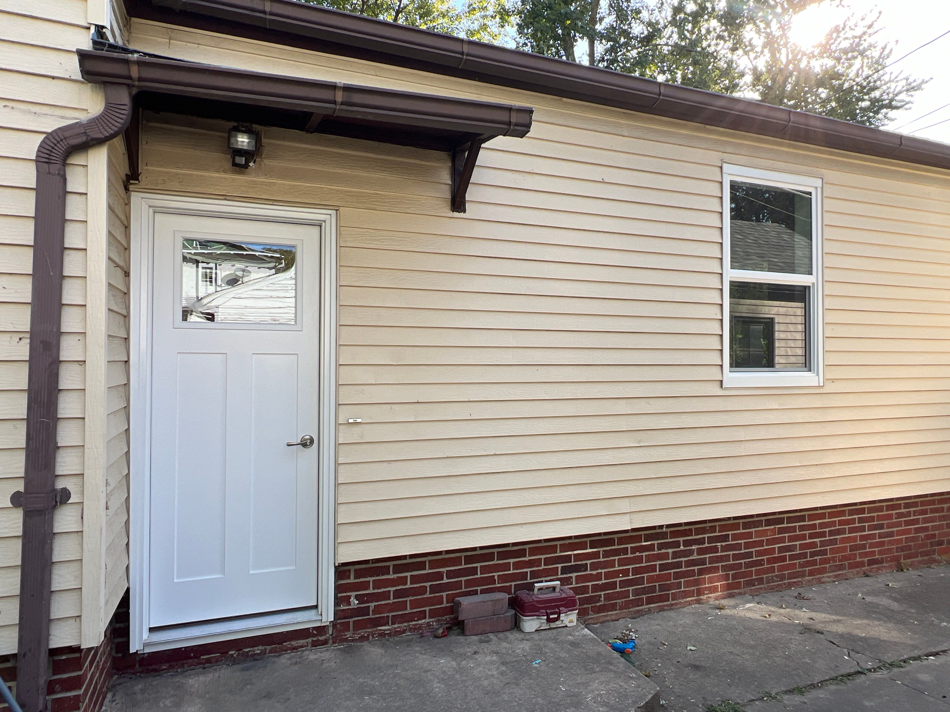 Pella Window installation using Pella 250 series vinyl window by United Windows and Siding LLC