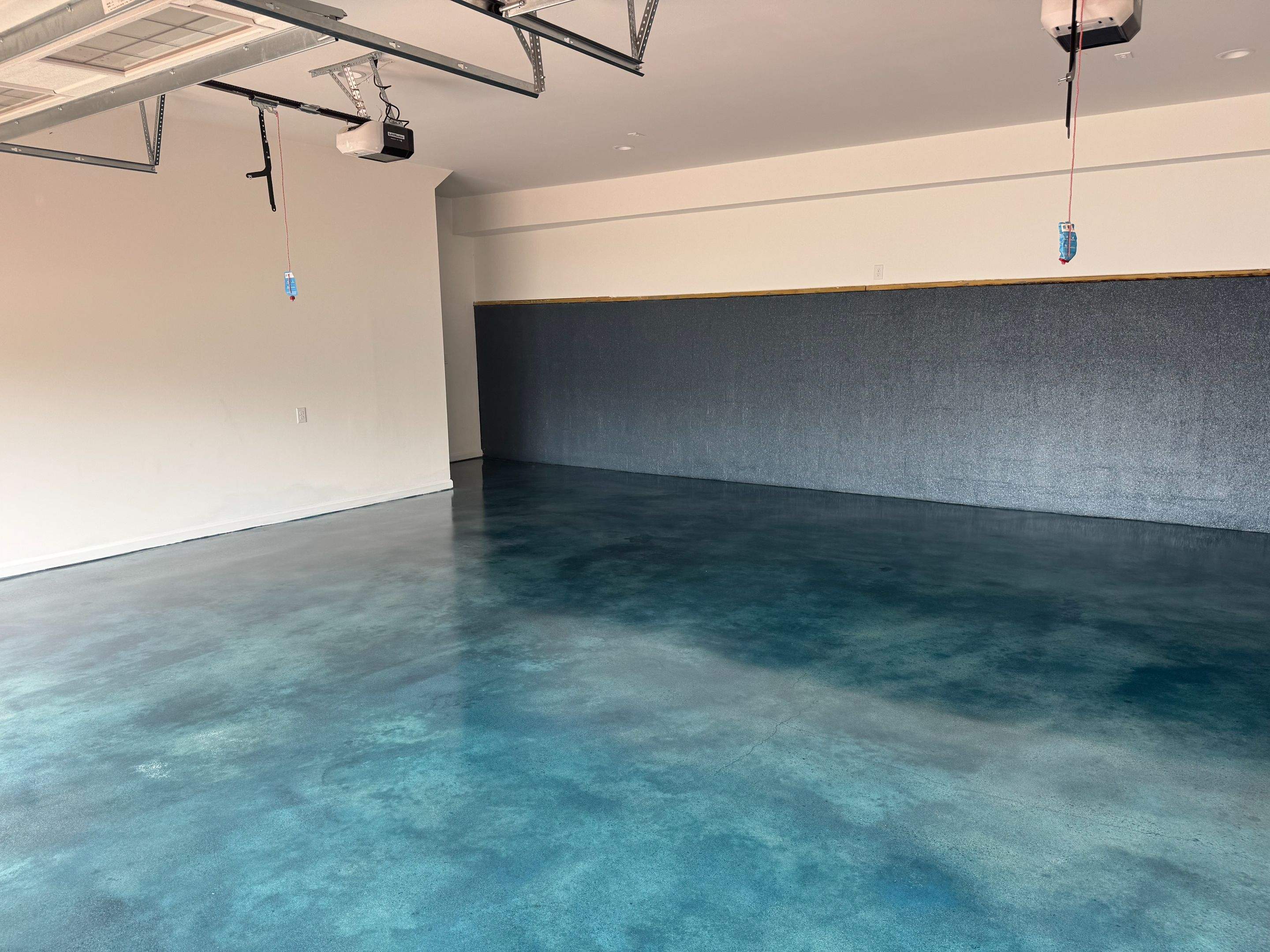 Polished Garage Floor with Permera T2 Finish and Polyaspartic Flake stem wall coating by Endure Concrete Coatings