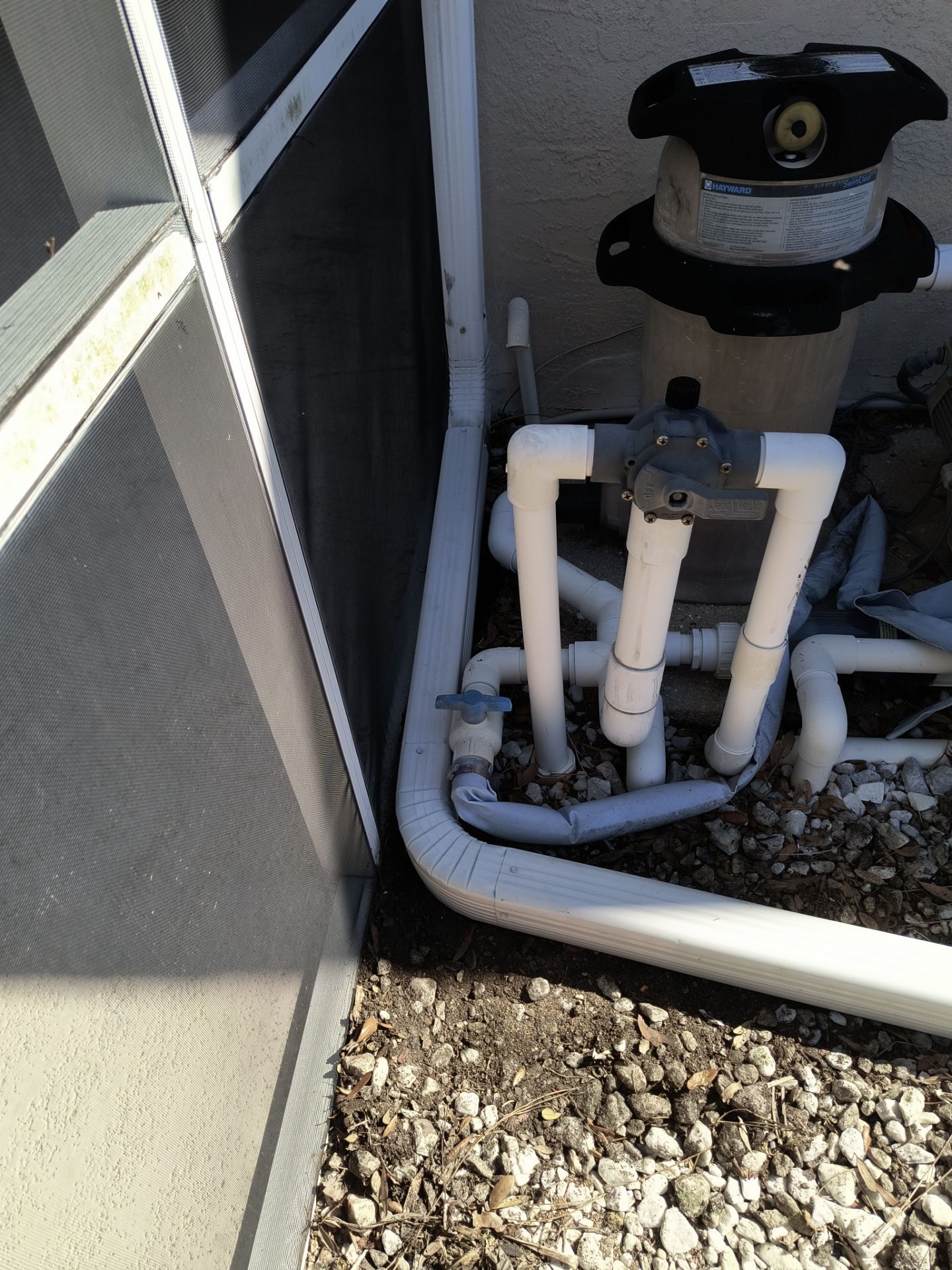 White Seamless Gutters using 6 Inch Seamless Gutters in Sarasota FL by Gutter Professors