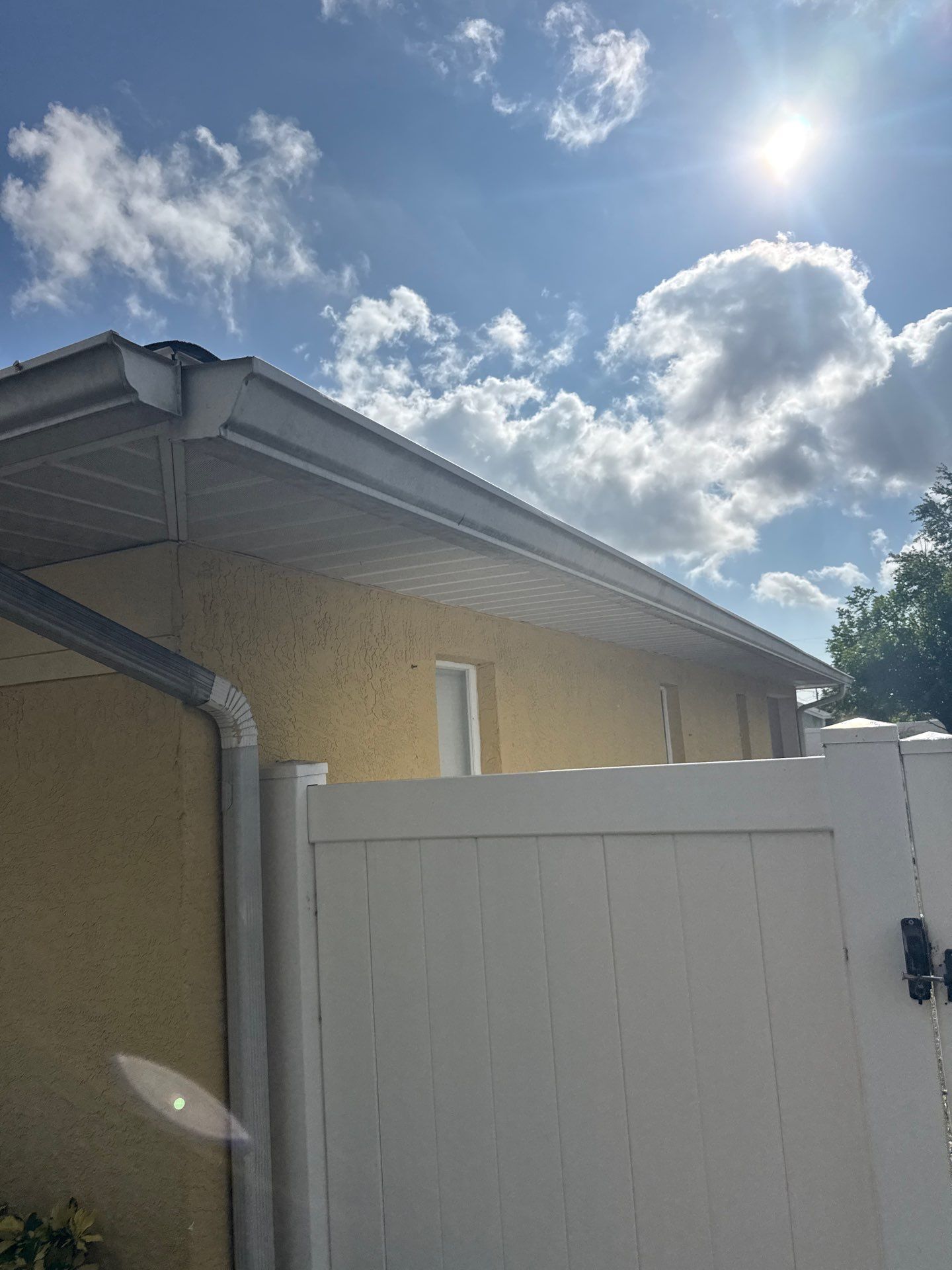 6 Inch Seamless Gutters using White Seamless Gutters in Cape Coral FL by Gutter Professors