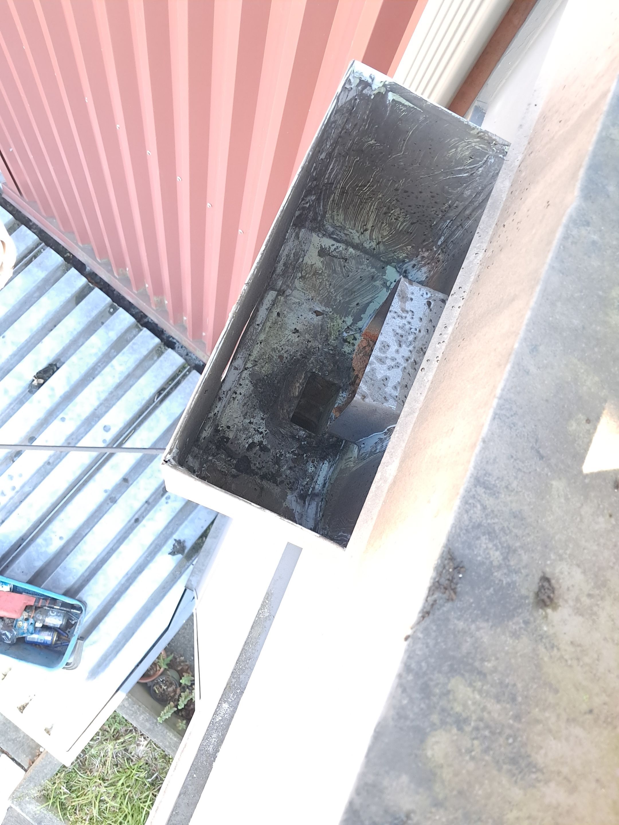 Commercial gutter cleaning Seattle after photo with clean gutters