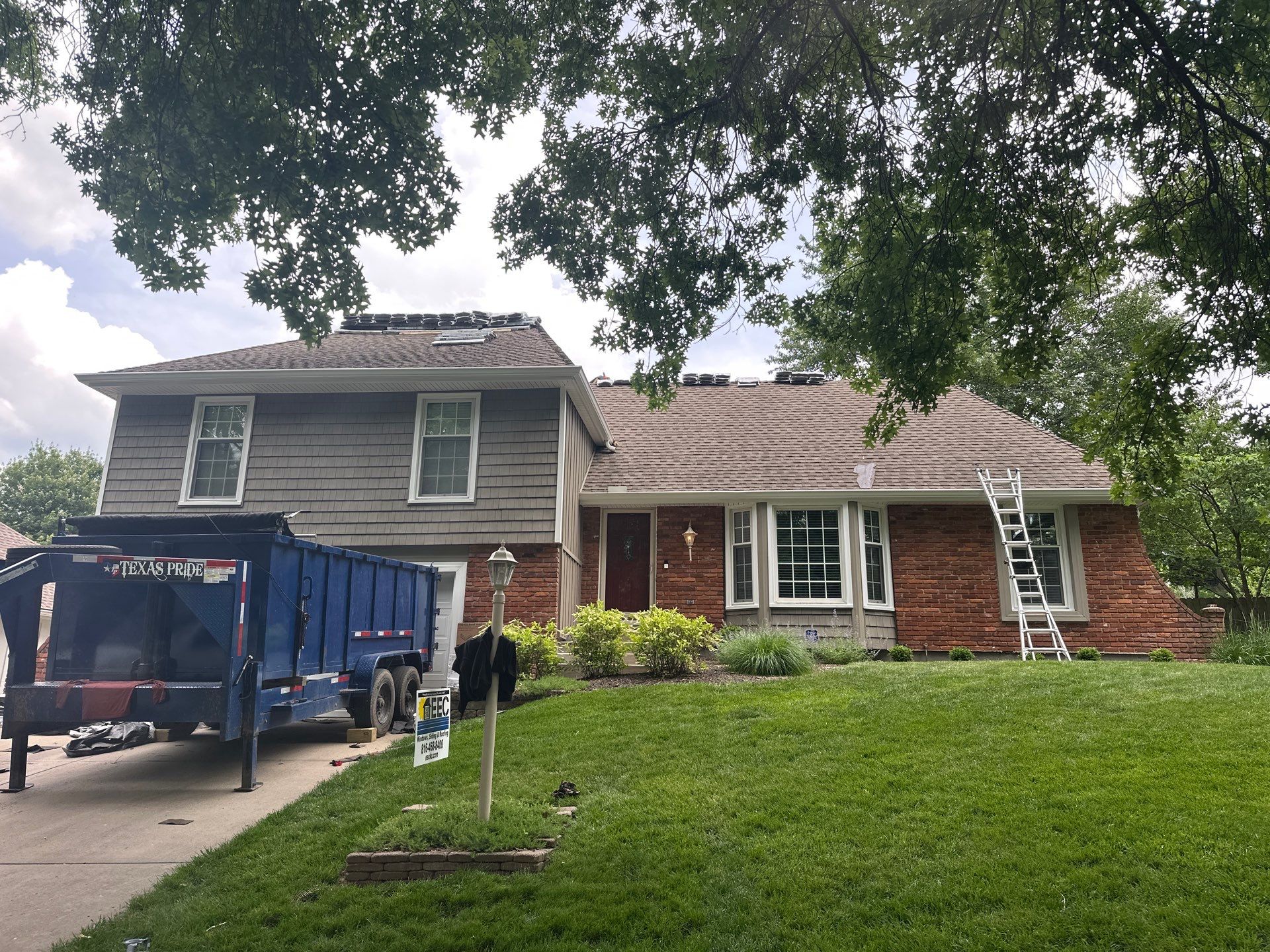 Complete Kansas City Exterior Remodel With IKO Roofing and Craneboard Siding by EEC Windows, Siding & Roofing
