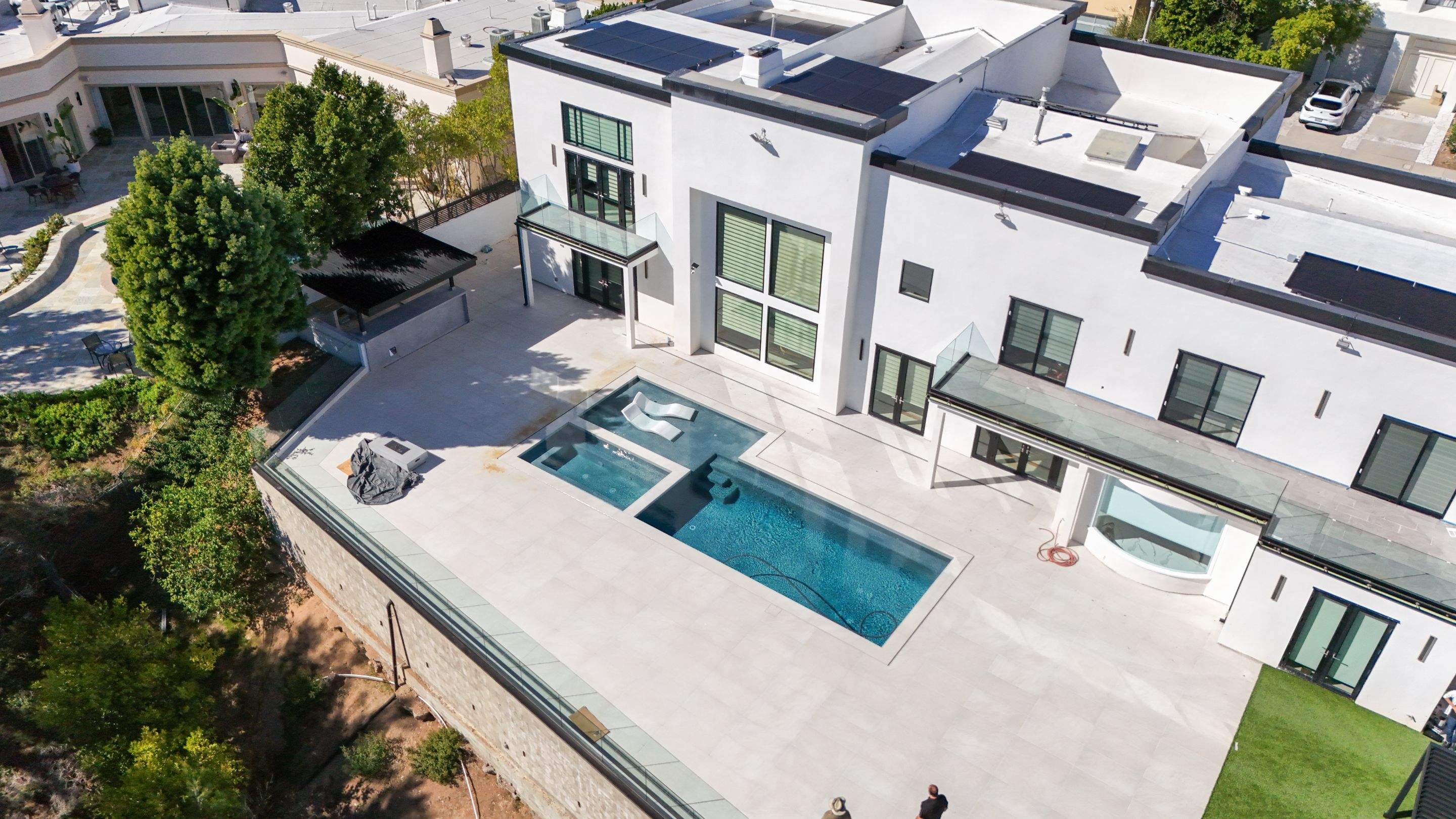 Zero-edge Pool & Backyard Trnasformation by Lax Home Inc 